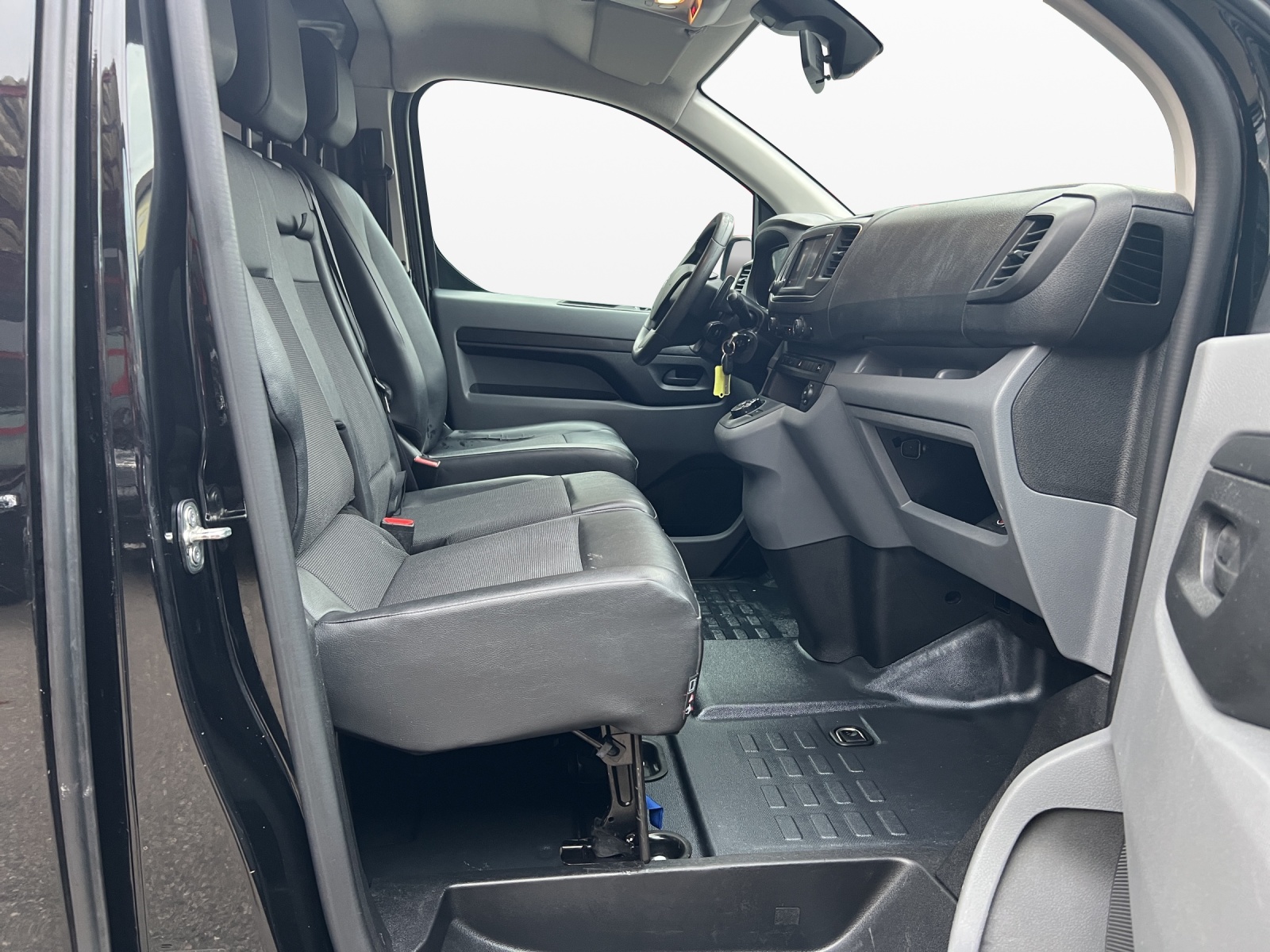 PEUGEOT Expert 2.0 BlueHDi 120 S&S Premium Standard EAT8-image-14