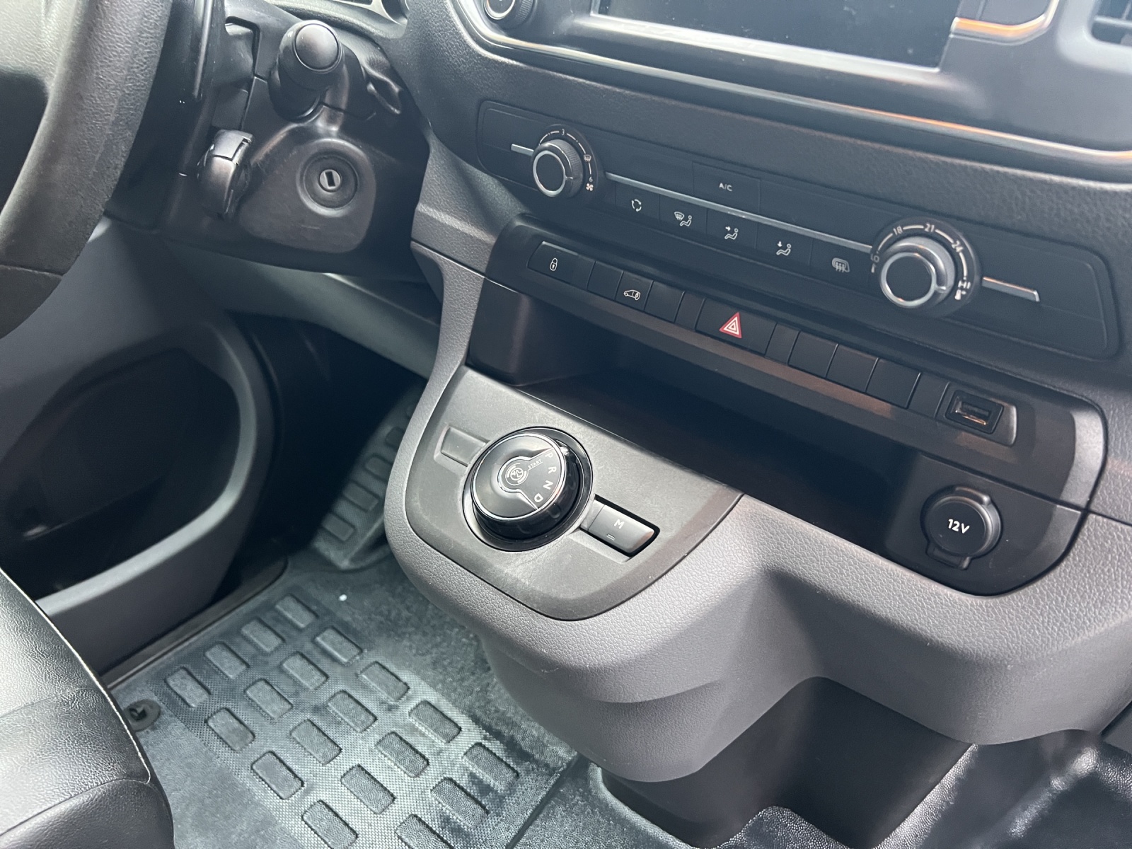 PEUGEOT Expert 2.0 BlueHDi 120 S&S Premium Standard EAT8-image-22
