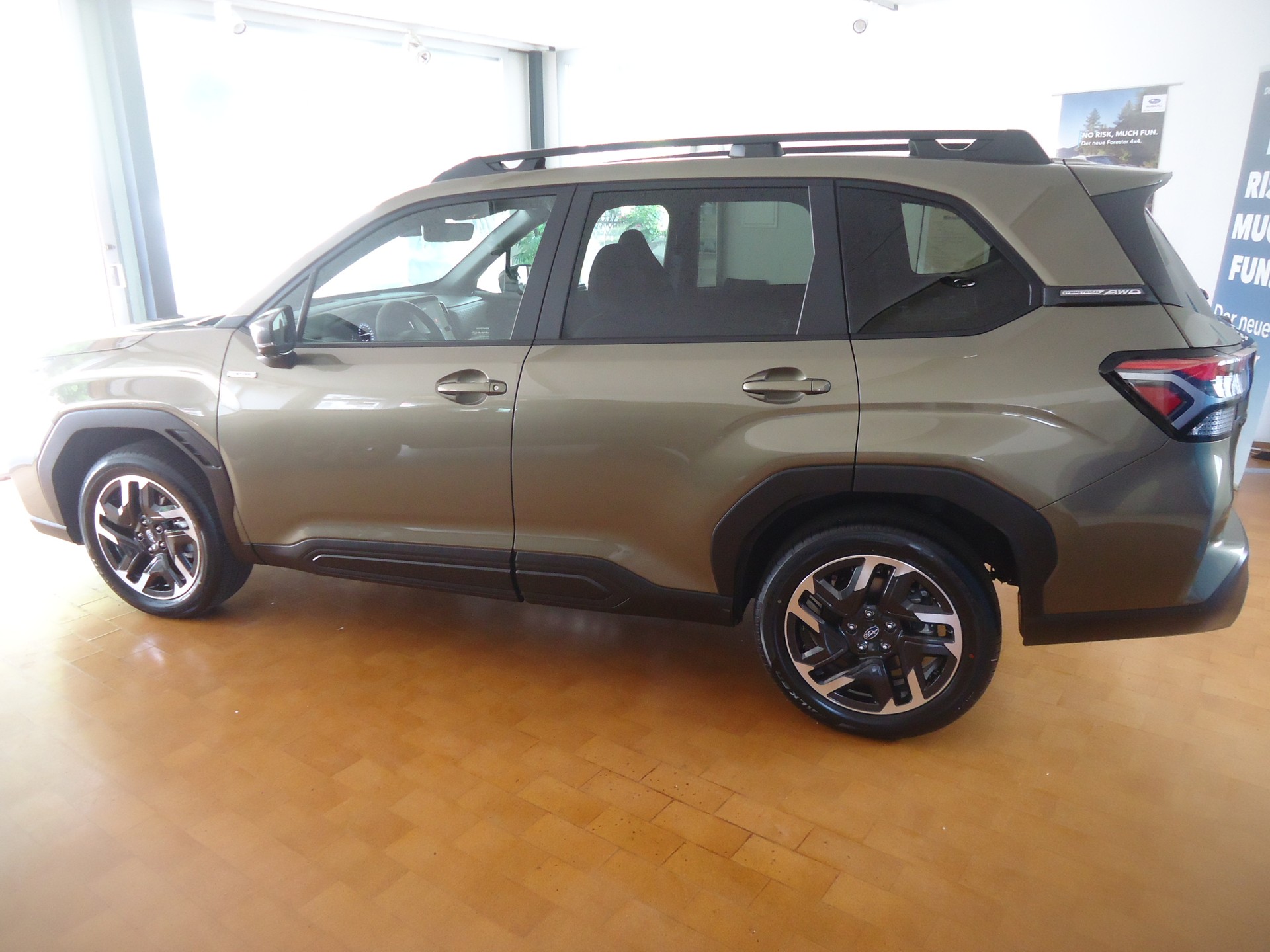 SUBARU Forester 2.0i e-Boxer Swiss Plus Lineartronic-image-3