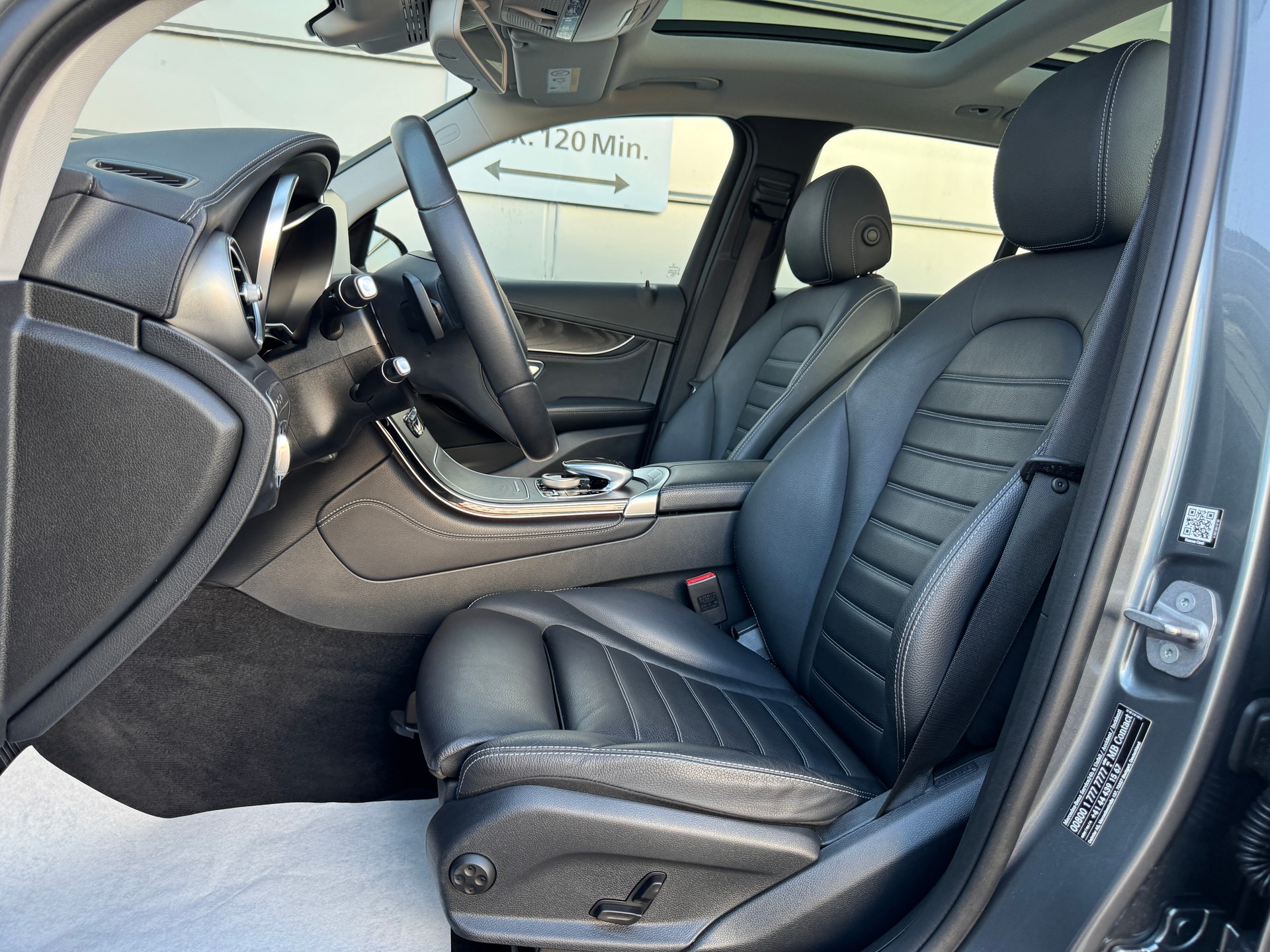 MERCEDES-BENZ GLC 350 e AMG Line 4Matic 7G-Tronic-image-4