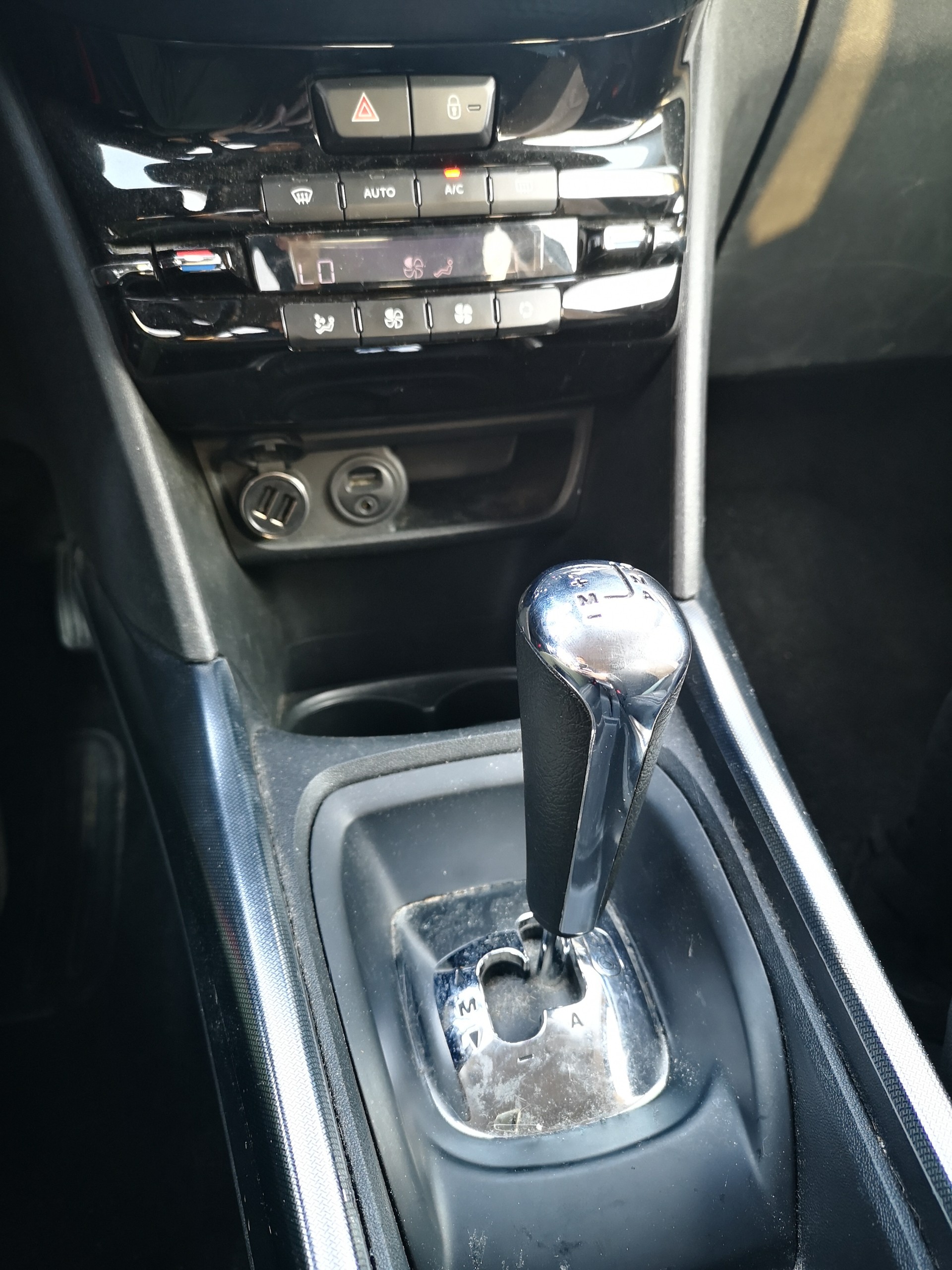 PEUGEOT 2008 1.2 VTI Active ETG5-image-4