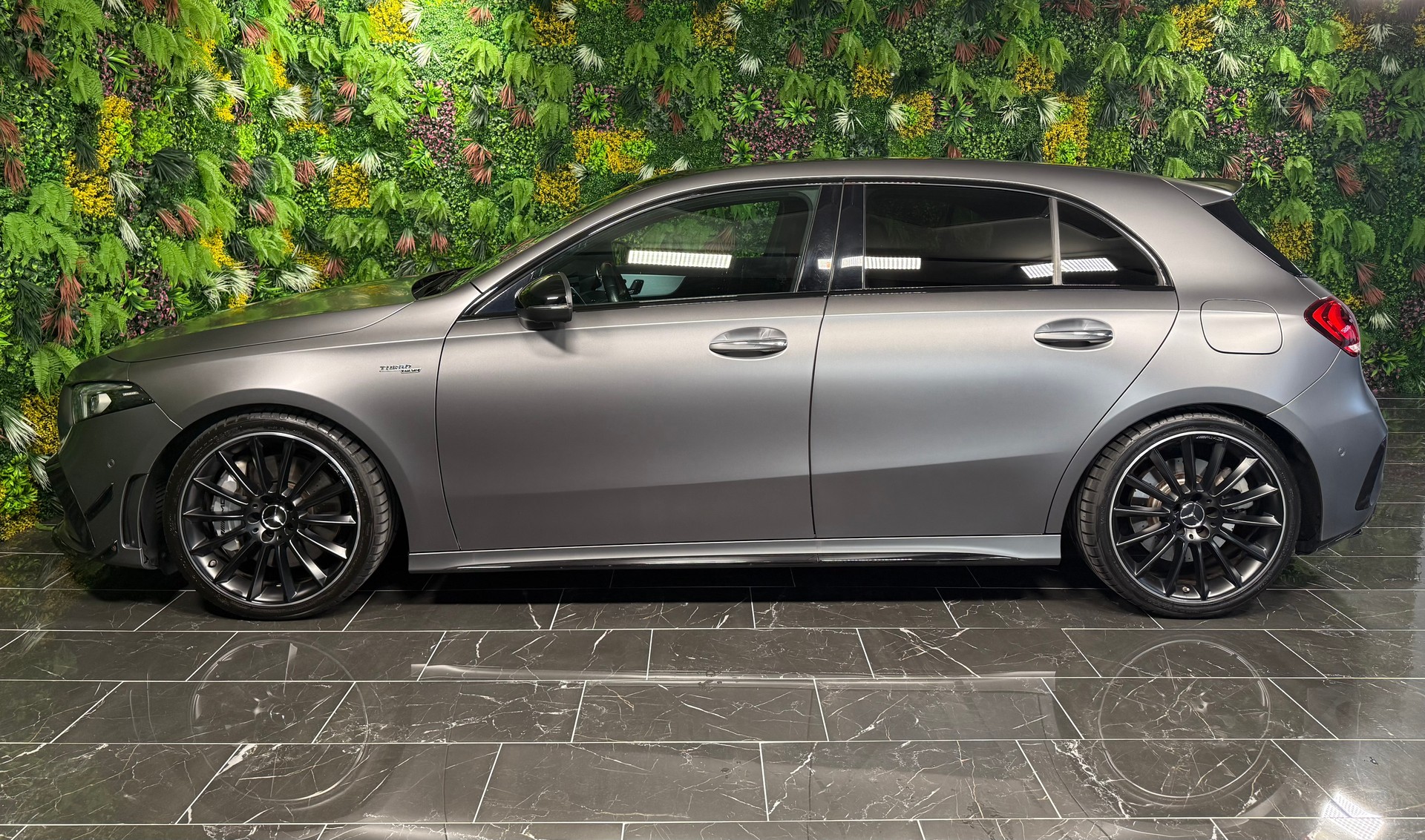MERCEDES-BENZ A 35 AMG 4Matic Speedshift-image-5