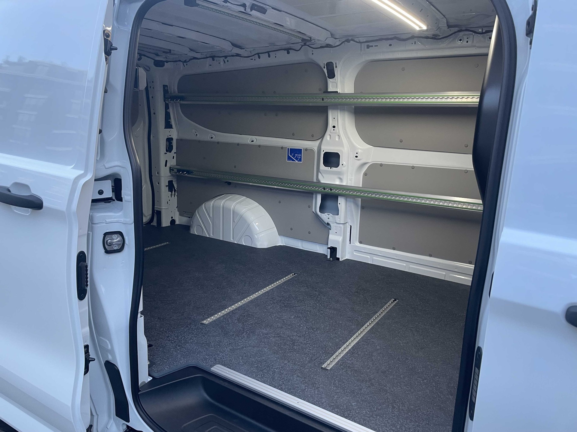 FORD Transit Custom Van 320 L2 2.5 Duratec 233PS Trend PHEV-image-27