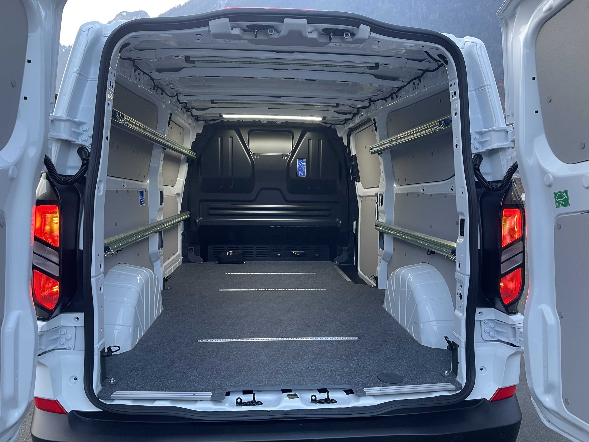 FORD Transit Custom Van 320 L2 2.5 Duratec 233PS Trend PHEV-image-24