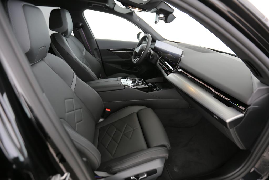 BMW 520d xDrive Touring-image-6