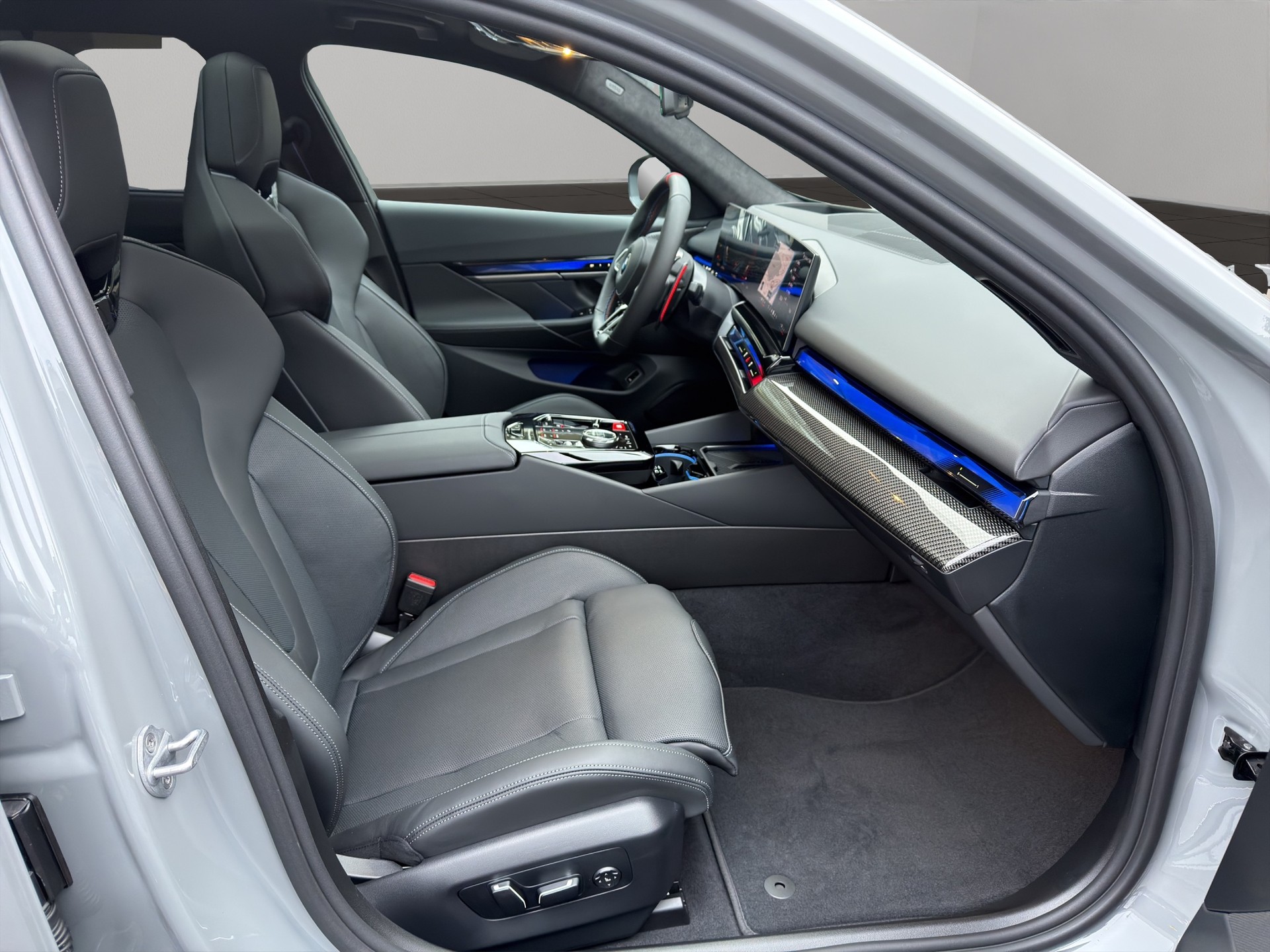 BMW M5 xDrive Touring-image-19