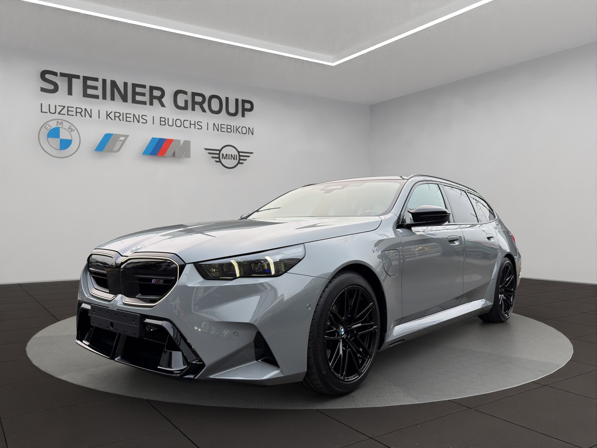 BMW M5 xDrive Touring-image-0