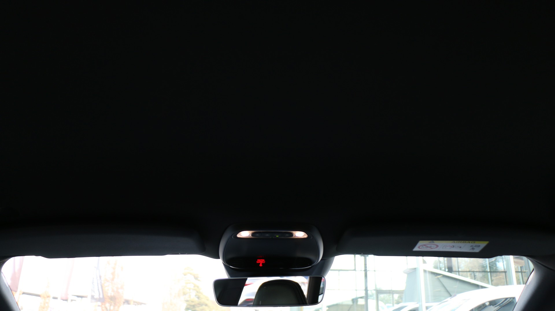 VOLVO V40 D4 Momentum R-Design-image-13