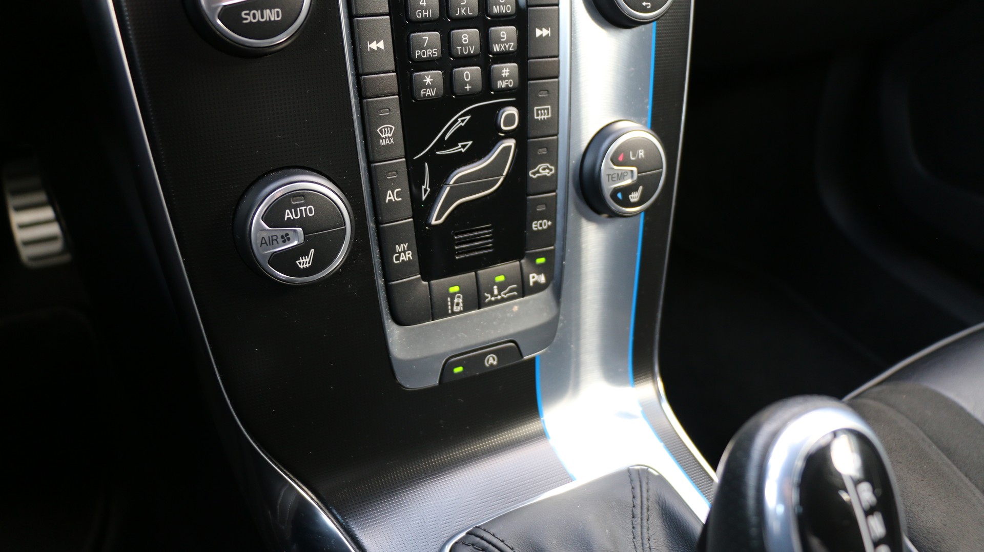 VOLVO V40 D4 Momentum R-Design-image-10