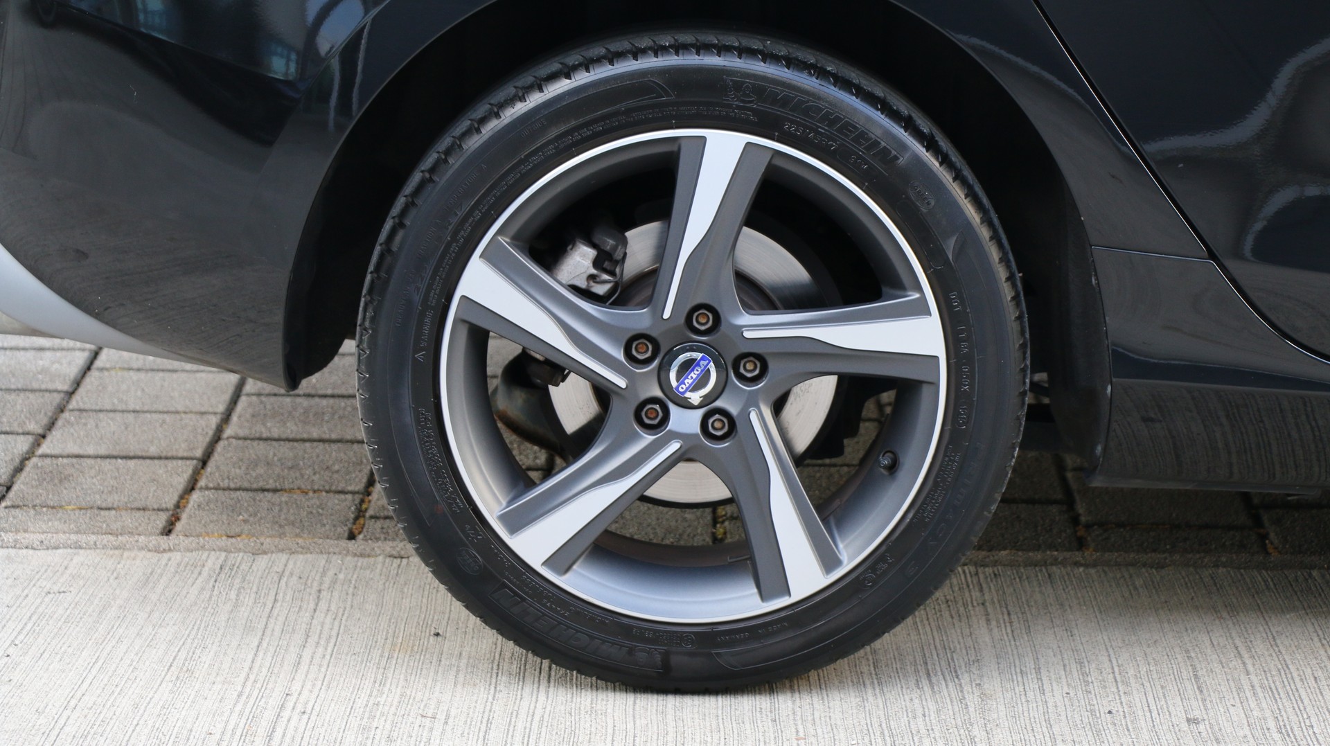 VOLVO V40 D4 Momentum R-Design-image-22