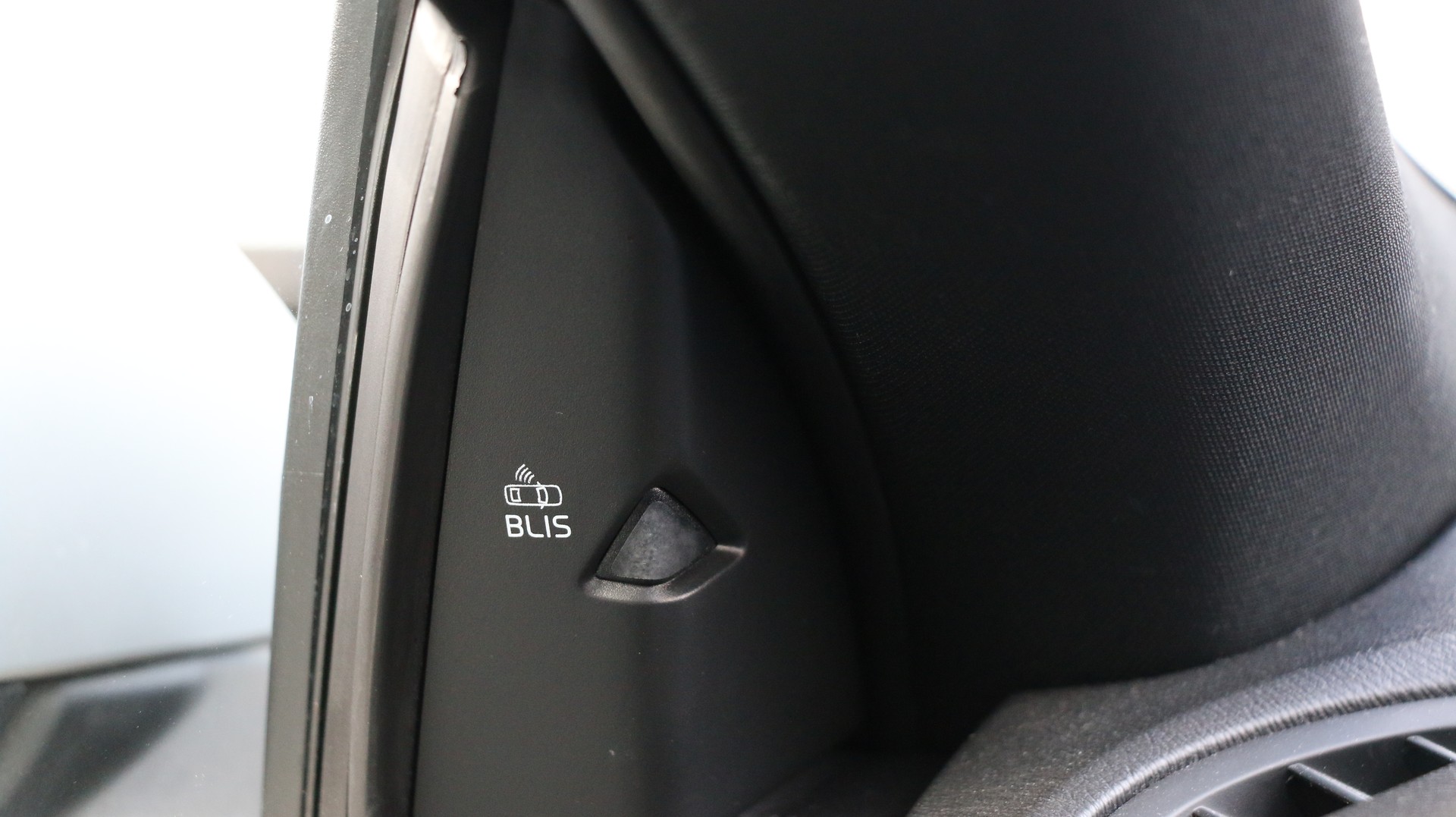 VOLVO V40 D4 Momentum R-Design-image-8
