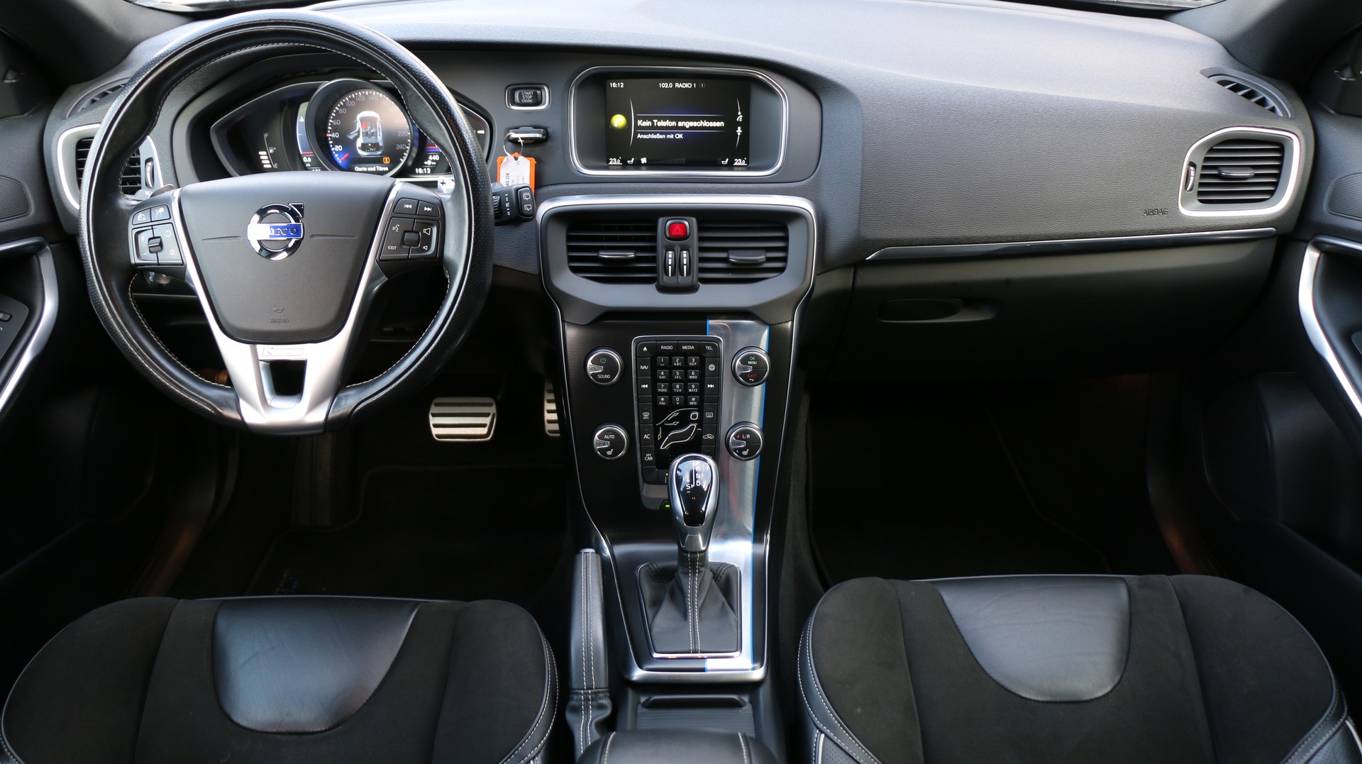 VOLVO V40 D4 Momentum R-Design-image-14