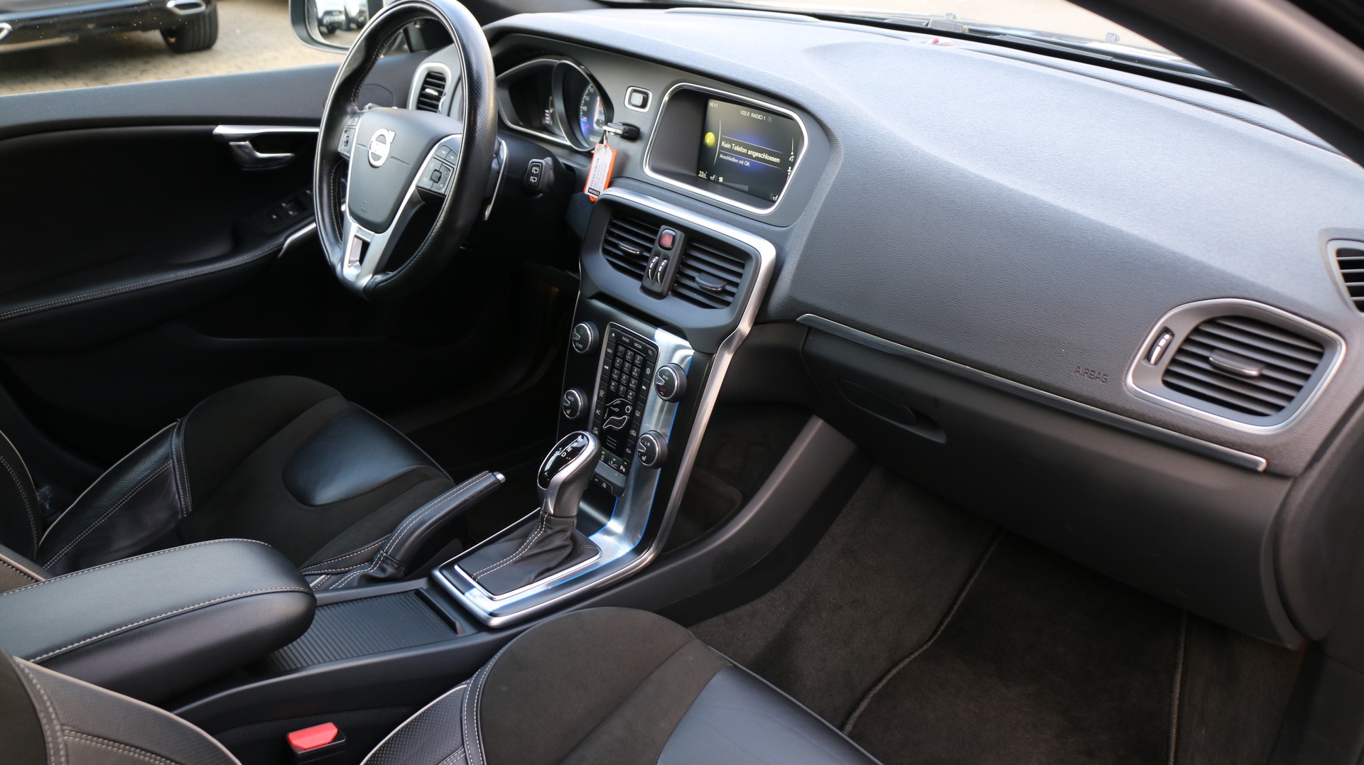 VOLVO V40 D4 Momentum R-Design-image-20