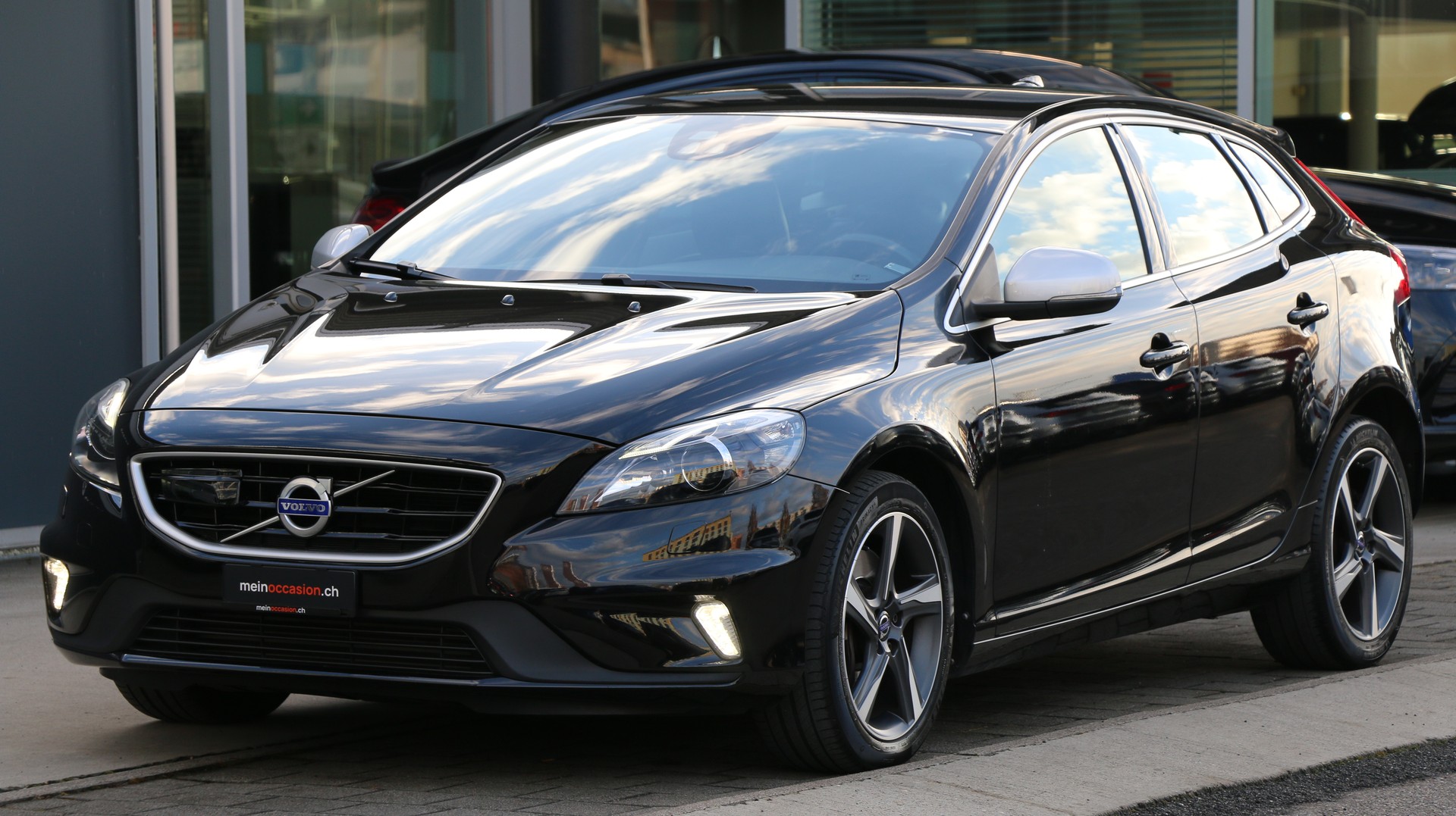 VOLVO V40 D4 Momentum R-Design-image-1