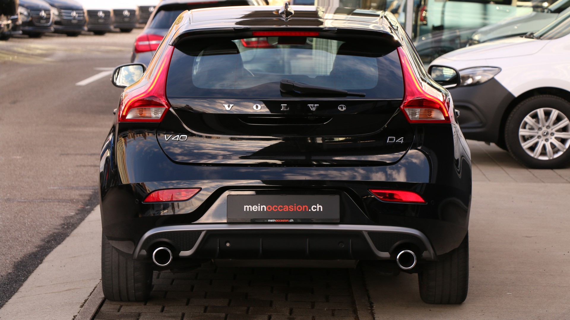 VOLVO V40 D4 Momentum R-Design-image-4