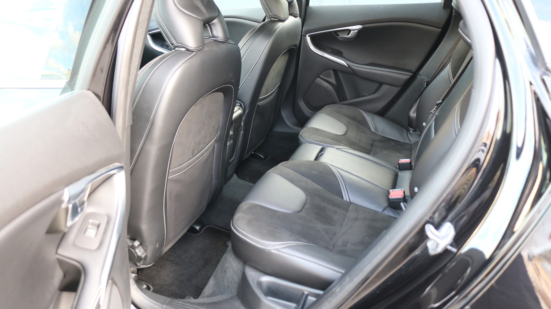 VOLVO V40 D4 Momentum R-Design-image-15