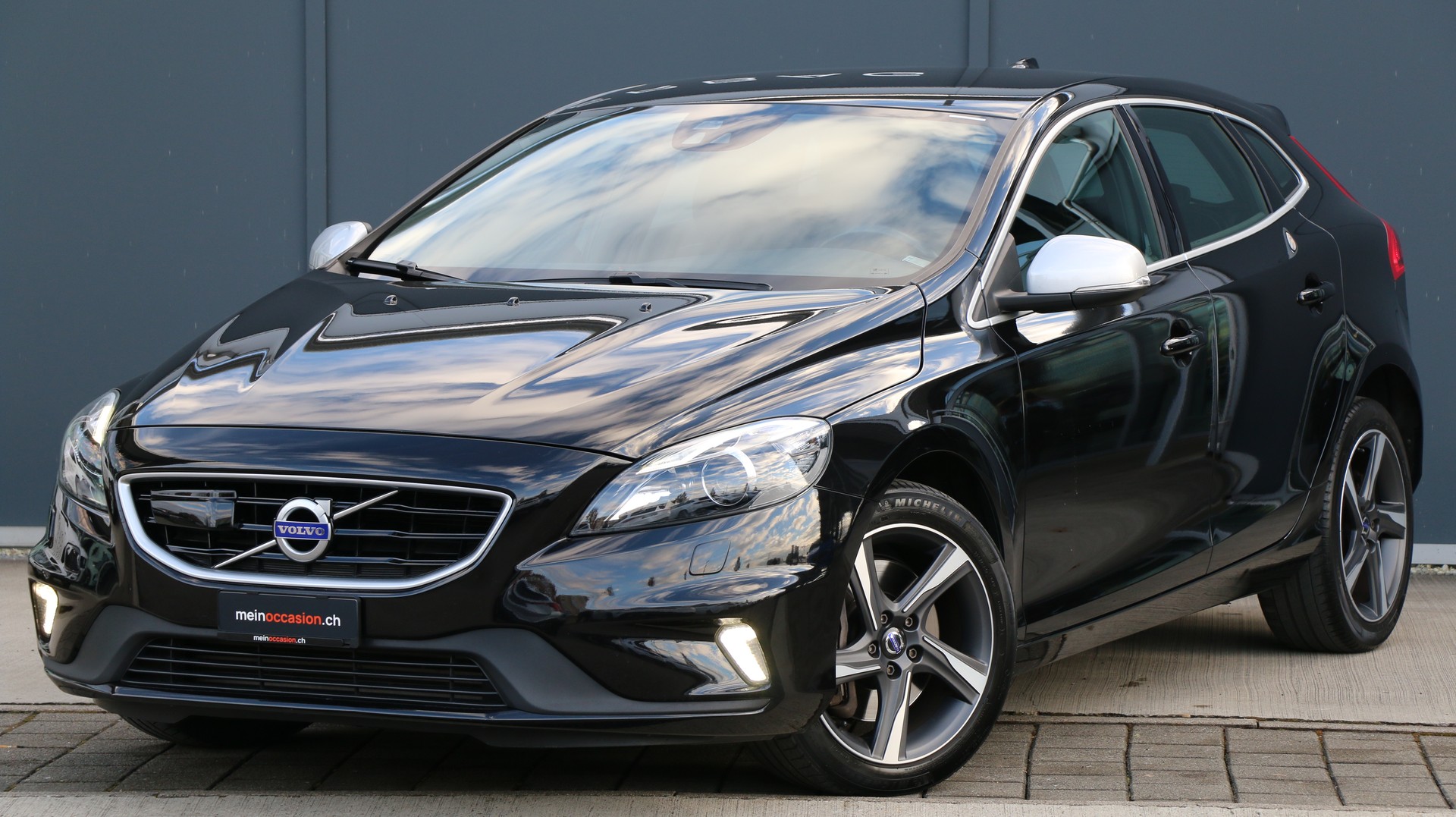 VOLVO V40 D4 Momentum R-Design-image-0