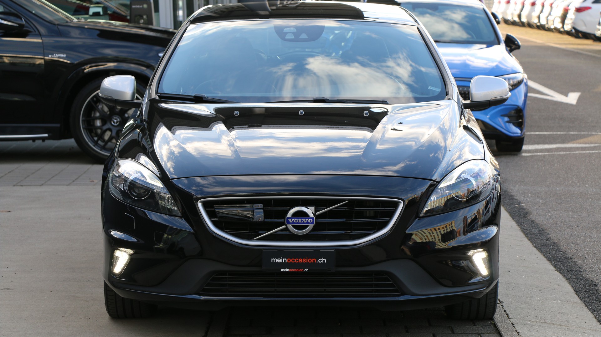 VOLVO V40 D4 Momentum R-Design-image-6