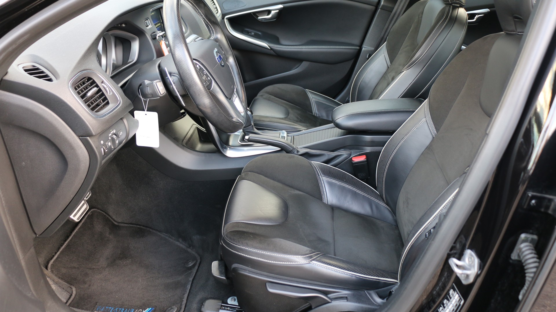 VOLVO V40 D4 Momentum R-Design-image-11