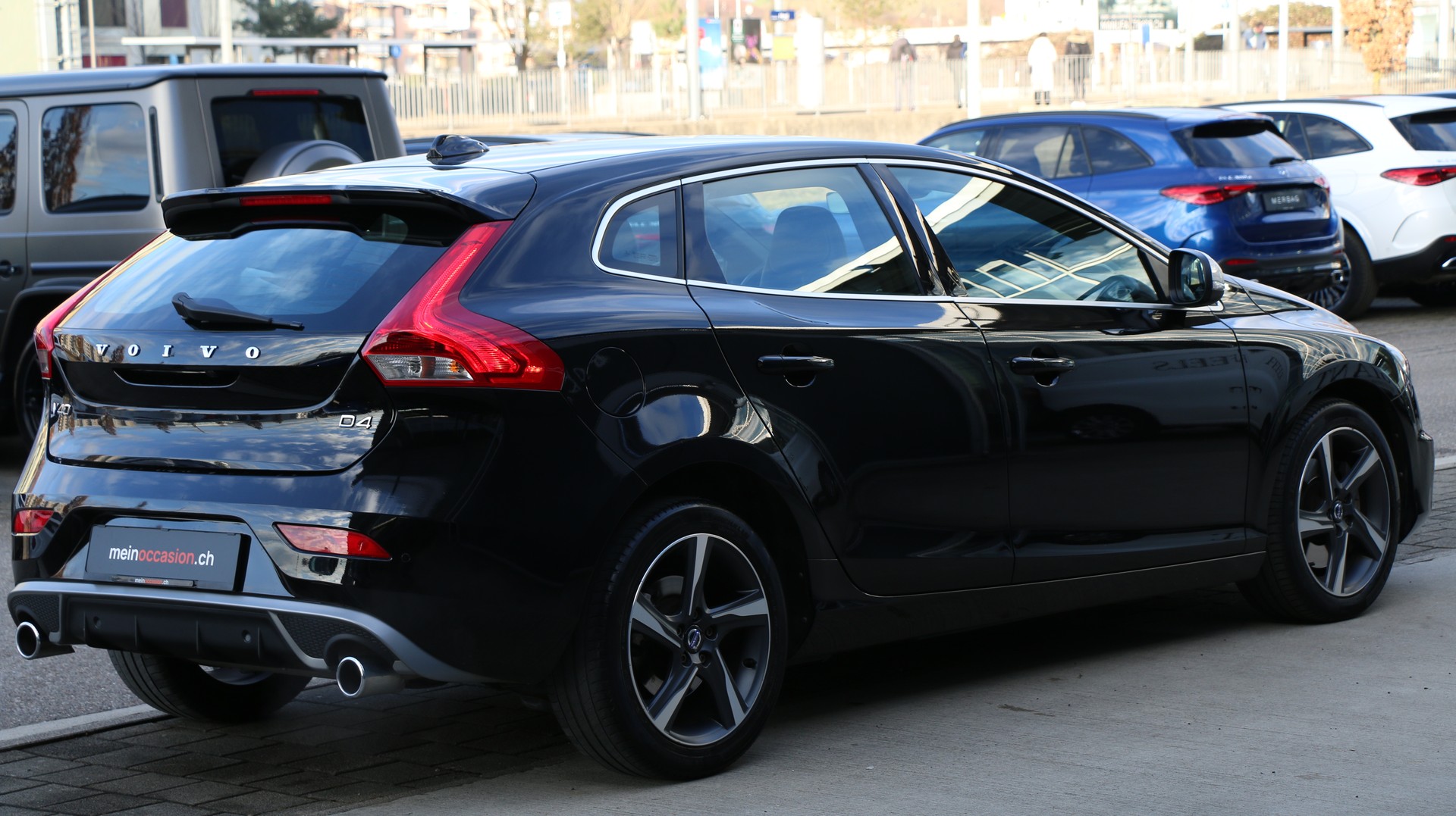VOLVO V40 D4 Momentum R-Design-image-5