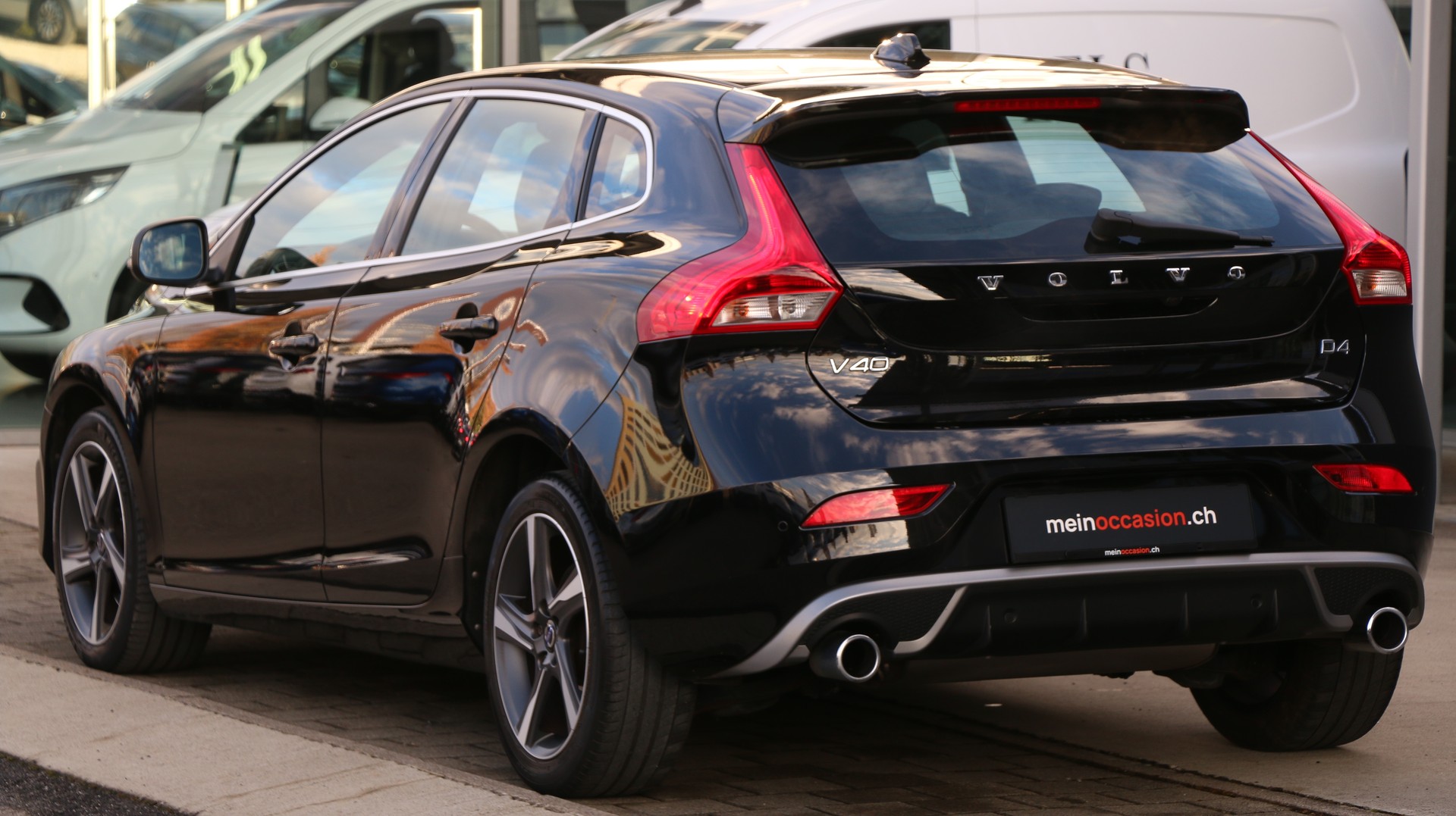 VOLVO V40 D4 Momentum R-Design-image-3