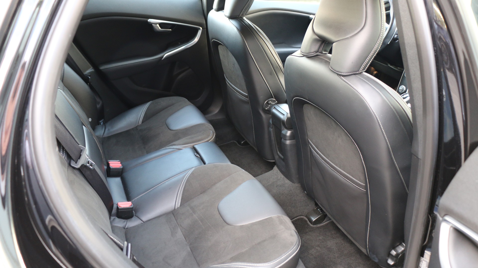 VOLVO V40 D4 Momentum R-Design-image-17