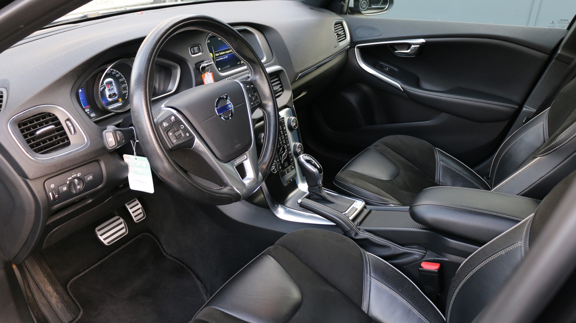 VOLVO V40 D4 Momentum R-Design-image-12