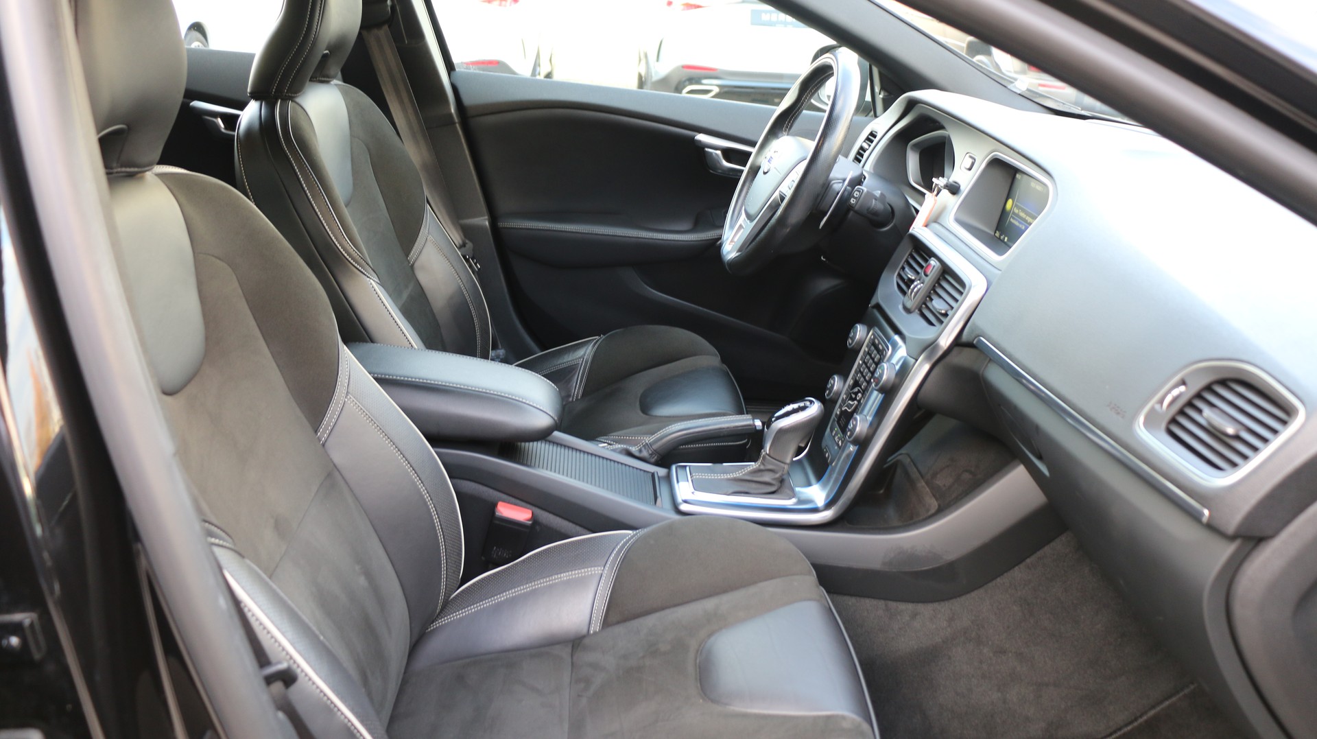 VOLVO V40 D4 Momentum R-Design-image-18