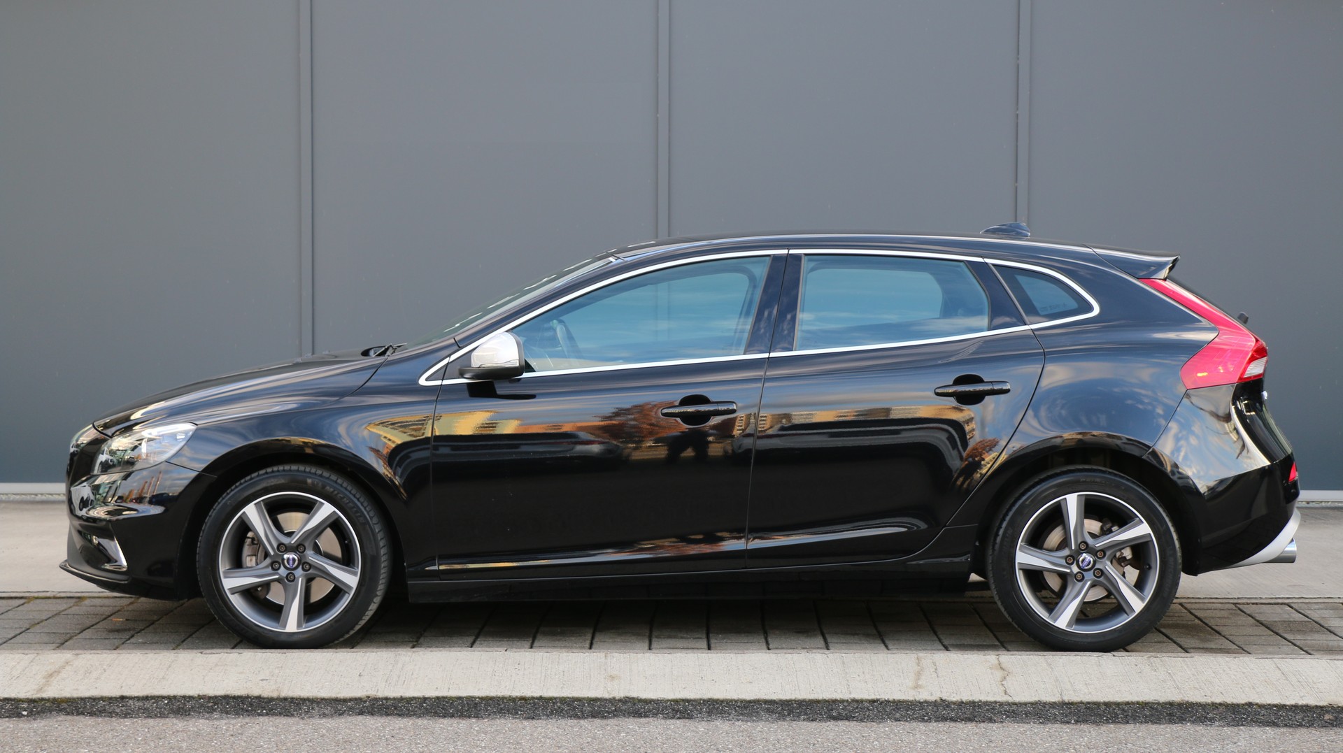 VOLVO V40 D4 Momentum R-Design-image-2