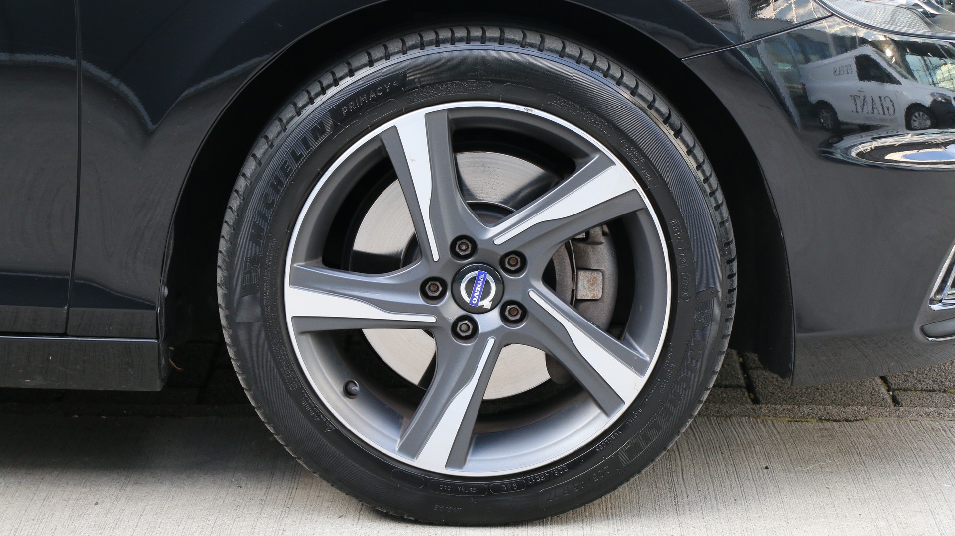 VOLVO V40 D4 Momentum R-Design-image-21