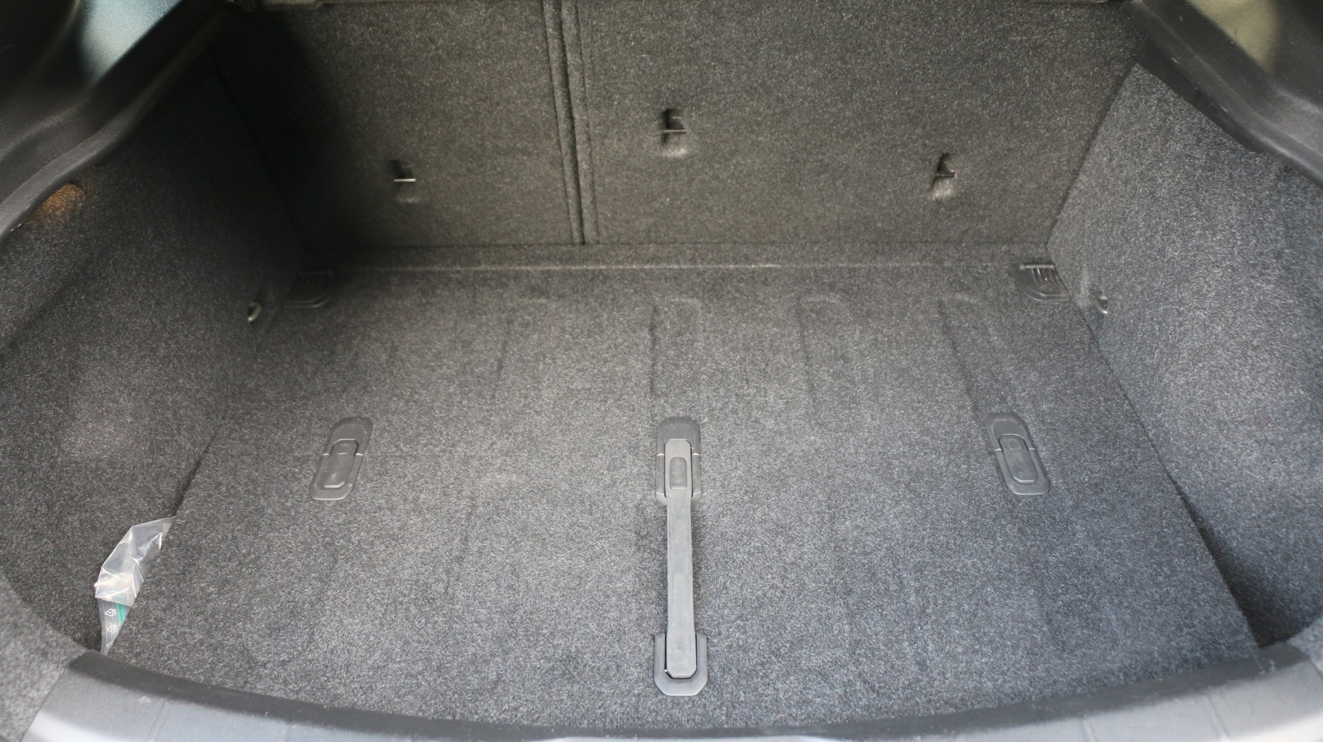VOLVO V40 D4 Momentum R-Design-image-16