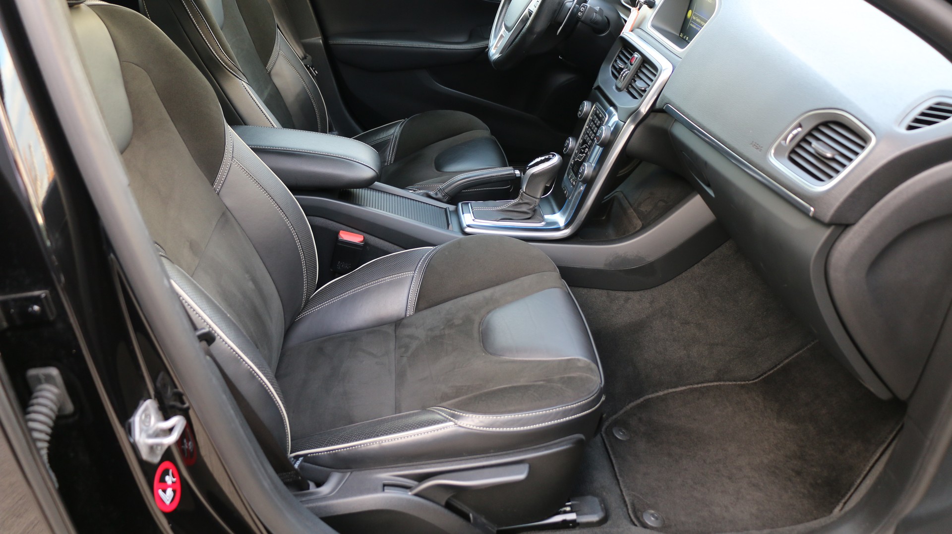 VOLVO V40 D4 Momentum R-Design-image-19