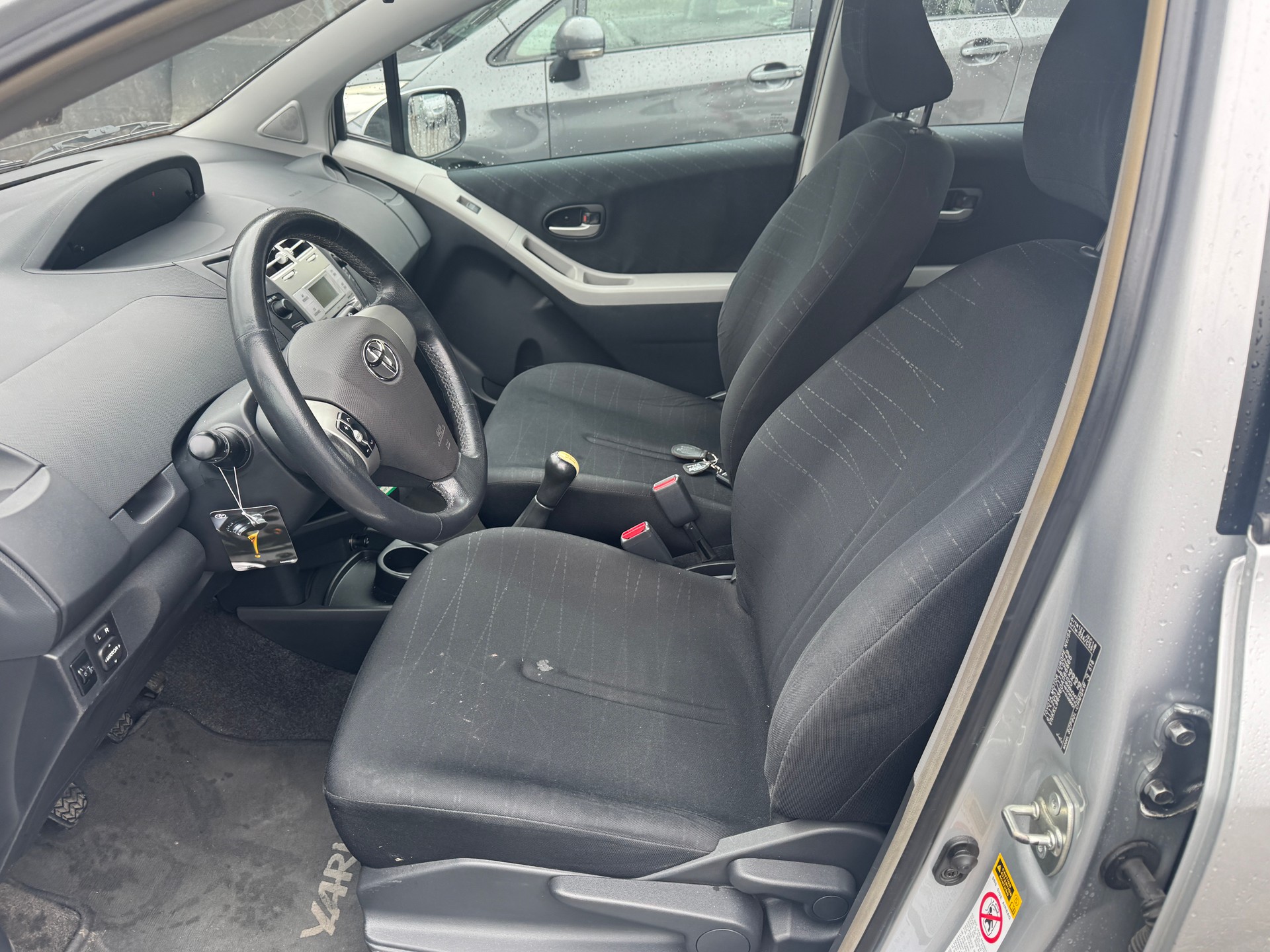 TOYOTA Yaris 1.3 Linea Sol-image-6