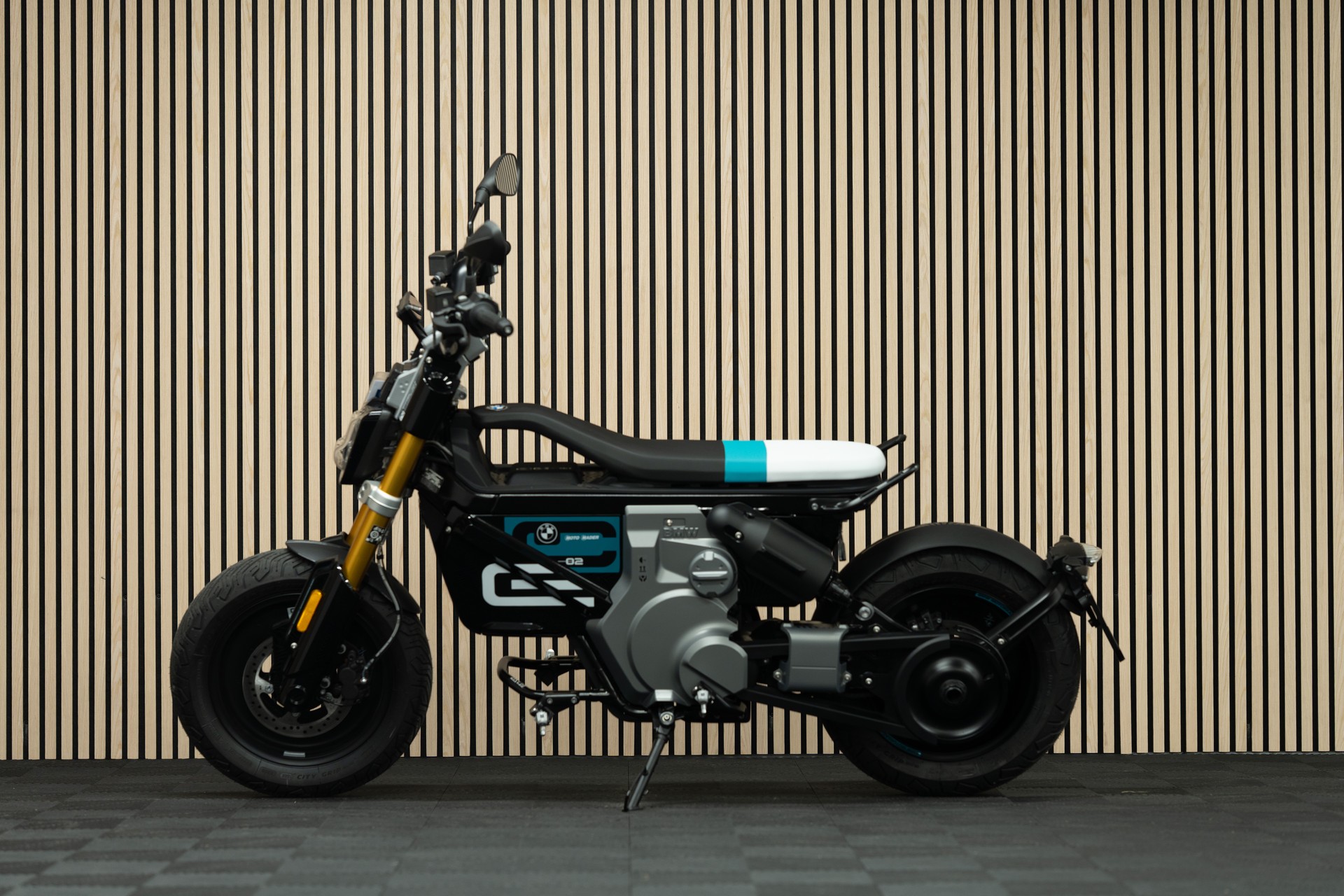 BMW CE 02-showroom-element-1