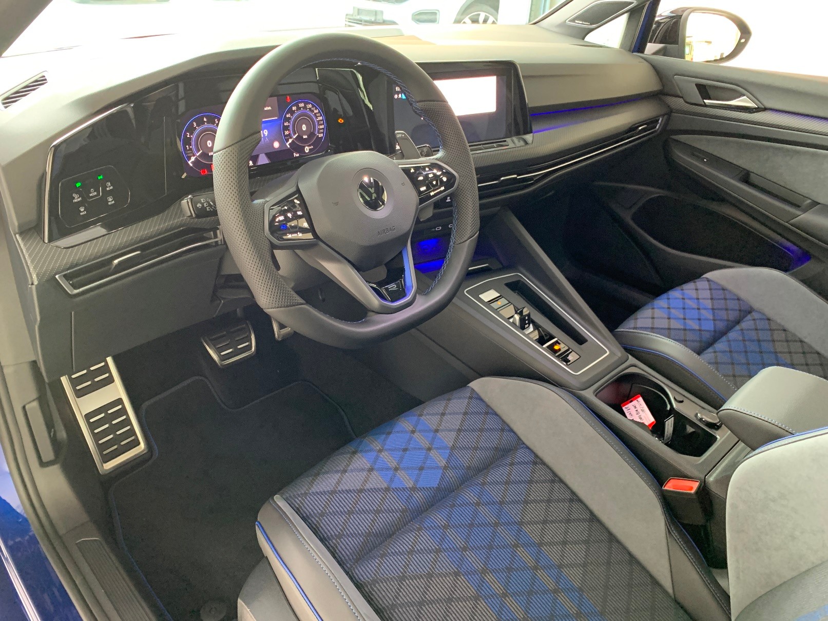 VW Golf 2.0 TSI R DSG 4Motion-image-9