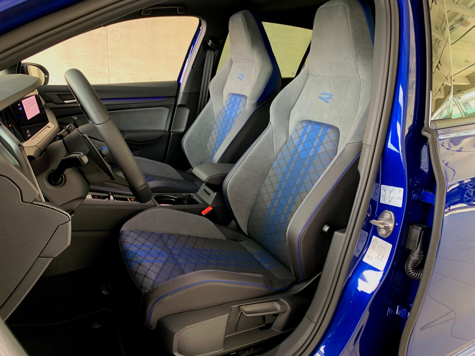 VW Golf 2.0 TSI R DSG 4Motion-image-8