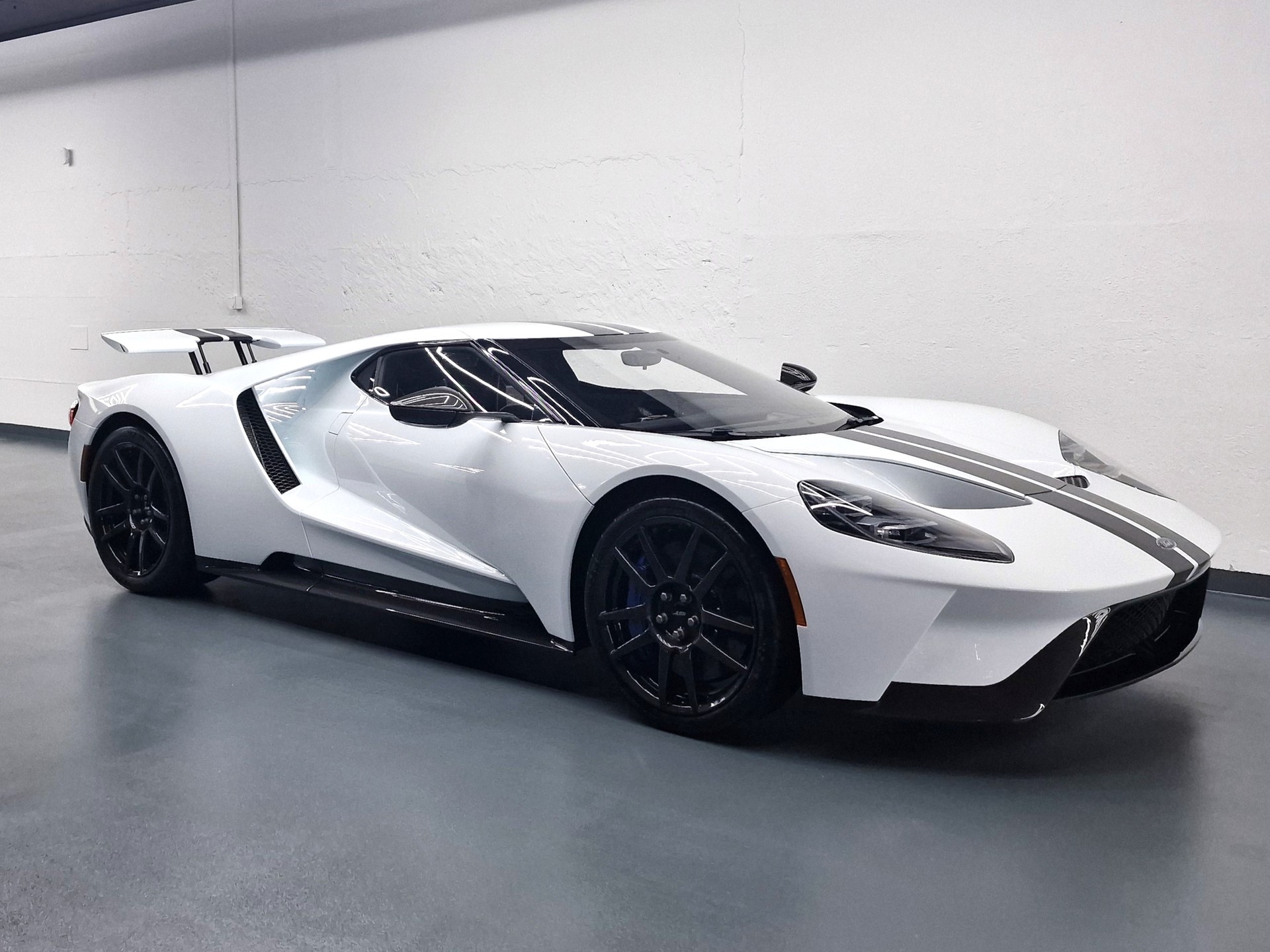 FORD GT CARBON SERIES-showroom-element-1