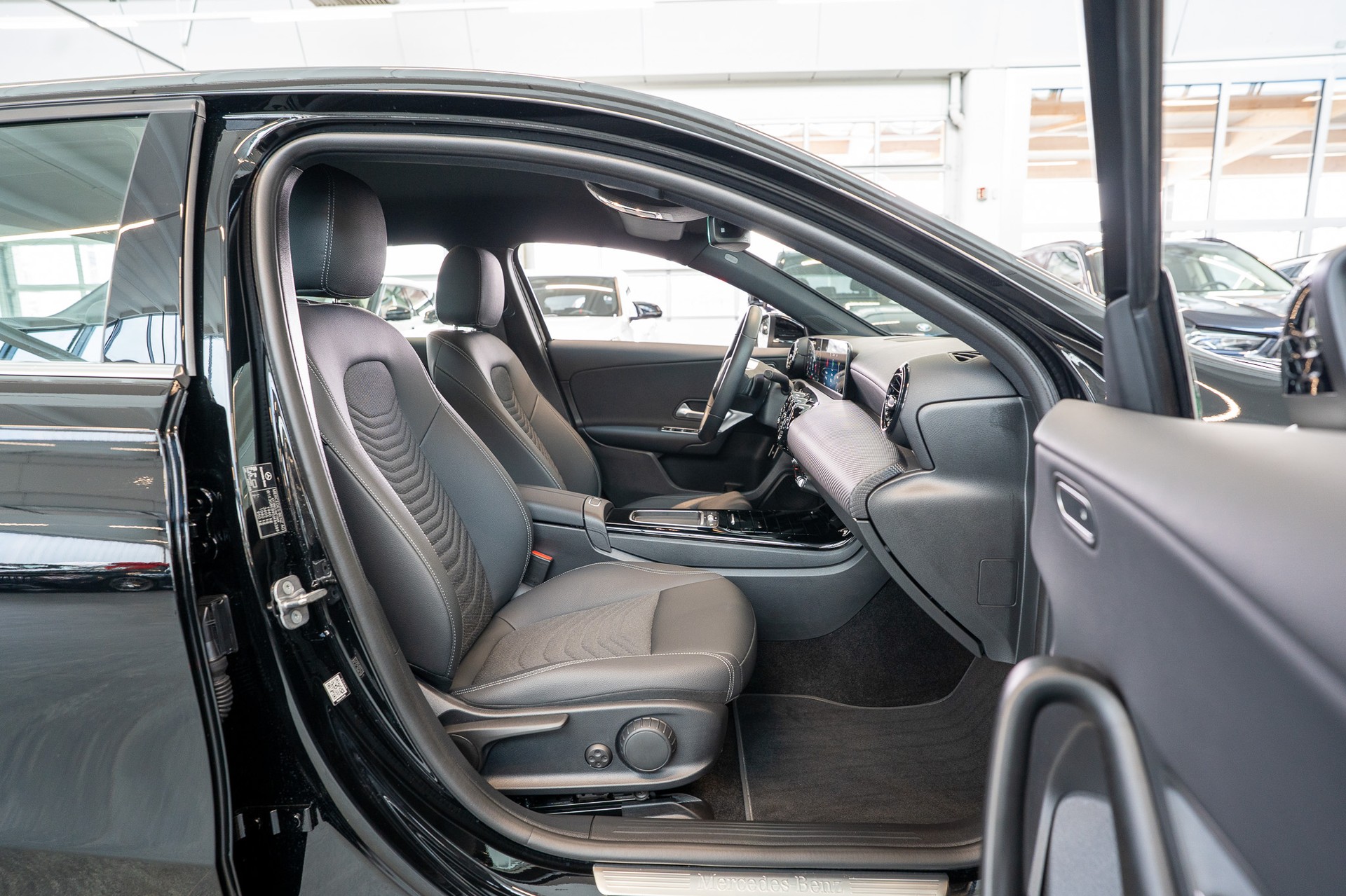 MERCEDES-BENZ A 180 Progressive Limousine / Facelift / Rückfahrkamera / Sitzheizung-image-14