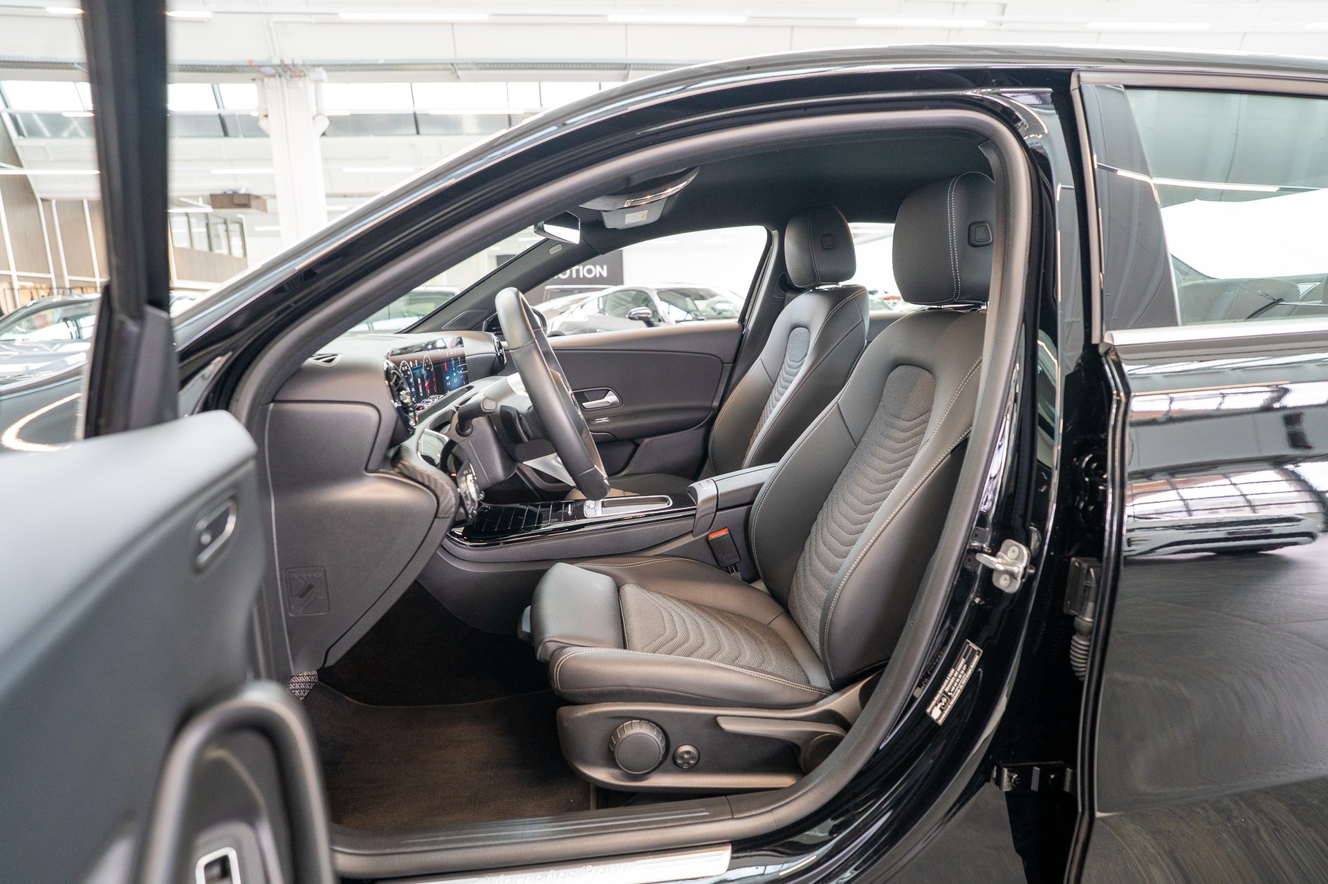 MERCEDES-BENZ A 180 Progressive Limousine / Facelift / Rückfahrkamera / Sitzheizung-image-8