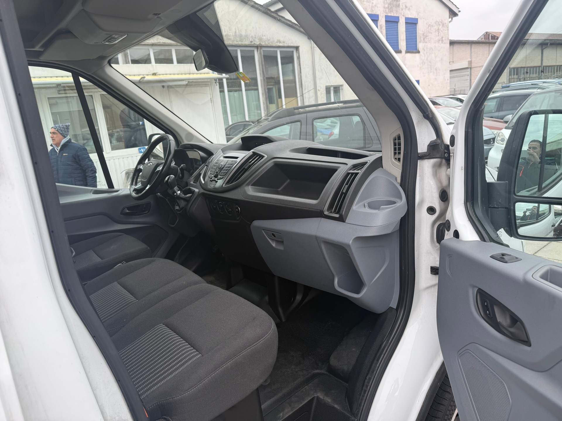 FORD Transit Van 350 L2 Ambiente 2.0 TDCi 130 FWD-image-12