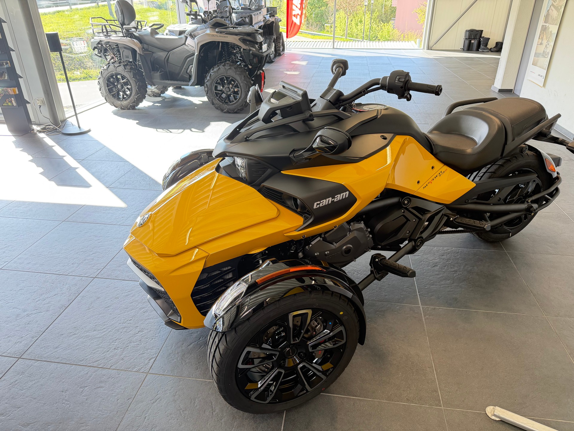 CAN-AM Spyder F3 S-showroom-element-2