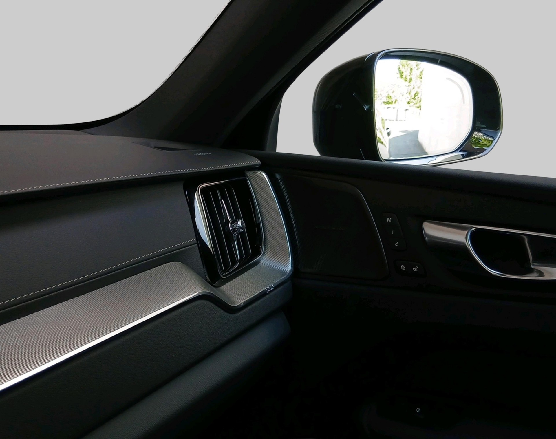 VOLVO XC60 2.0 B5 MH Ultra Dark AWD-image-19