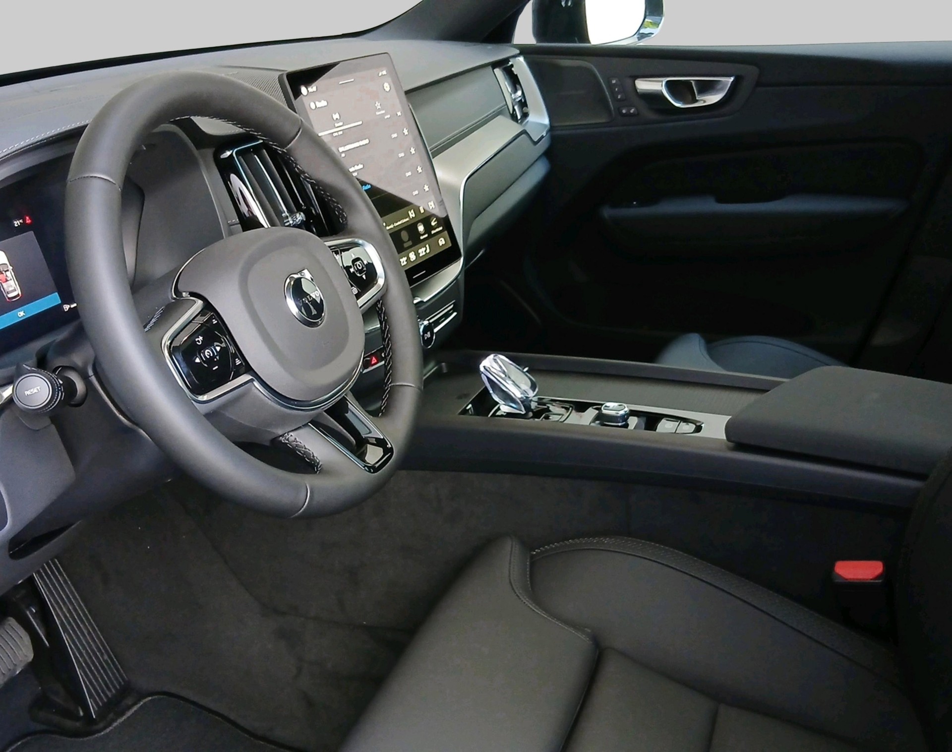 VOLVO XC60 2.0 B5 MH Ultra Dark AWD-showroom-element-2