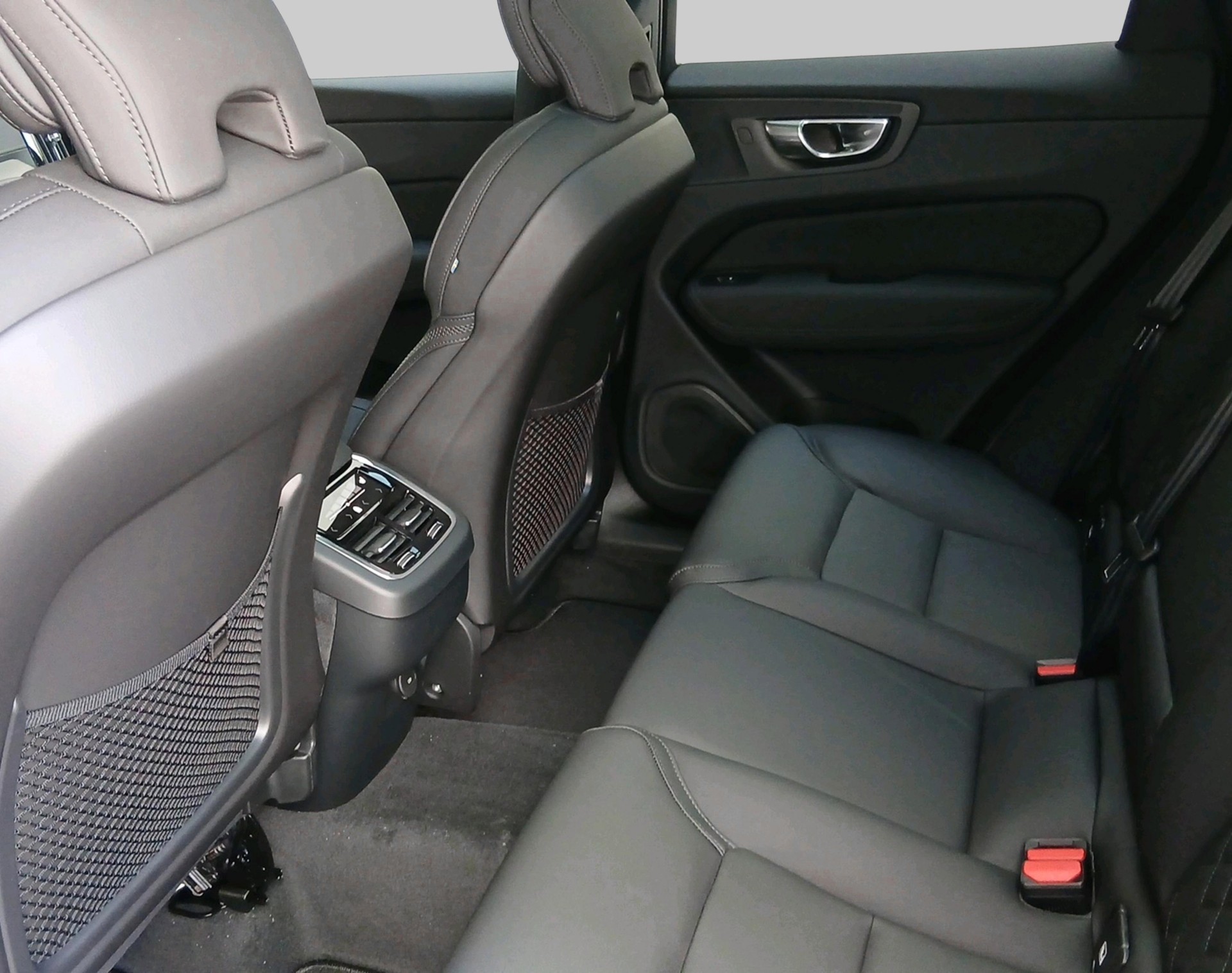 VOLVO XC60 2.0 B5 MH Ultra Dark AWD-showroom-element-3