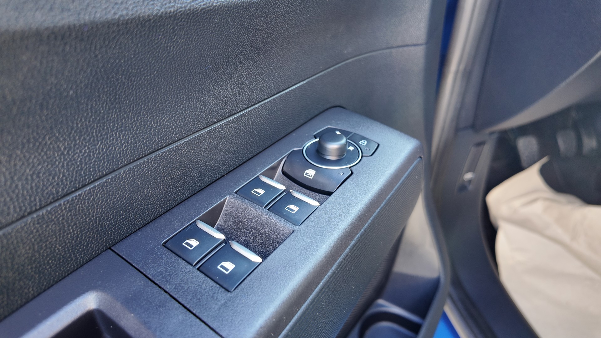 FORD Tourneo Courier 1.0 EcoBoost Titanium-image-11