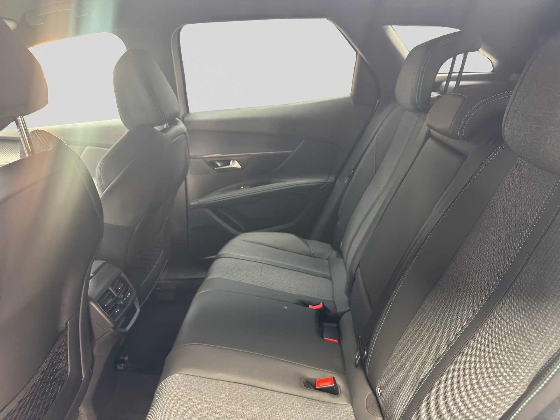PEUGEOT 3008 1.2 PureTech Allure Pack EAT8-image-8