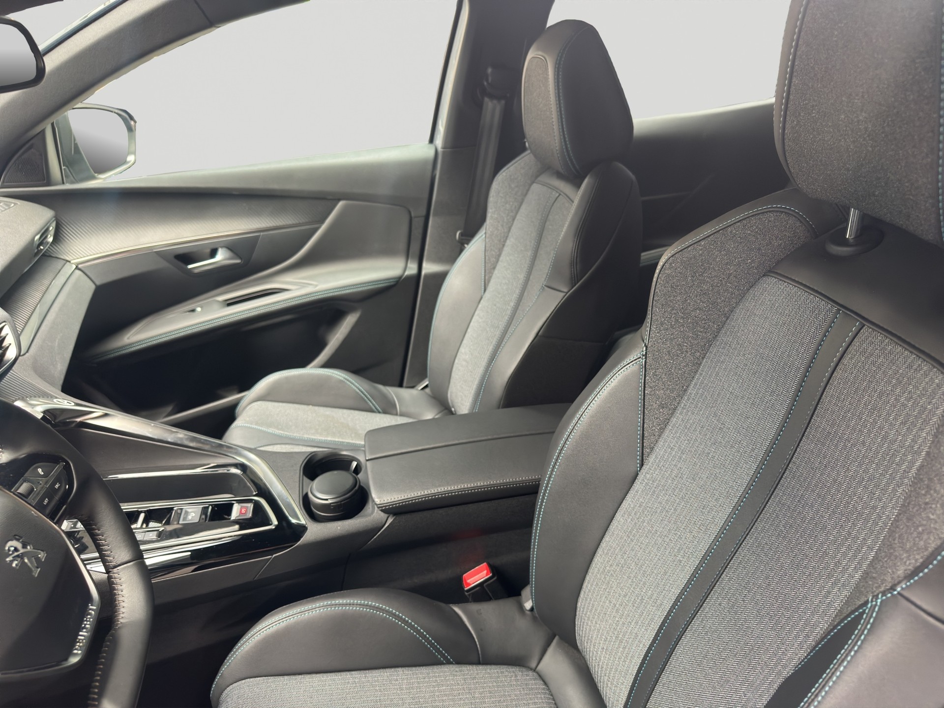 PEUGEOT 3008 1.2 PureTech Allure Pack EAT8-image-5