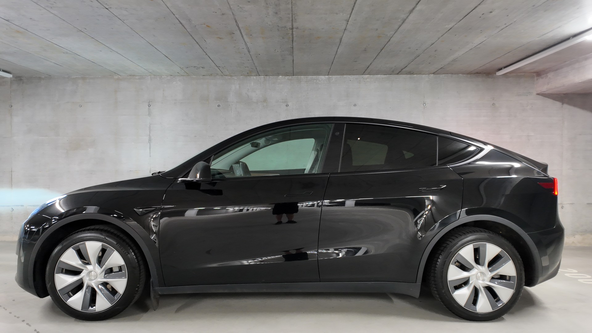 TESLA Model Y Long Range-image-2