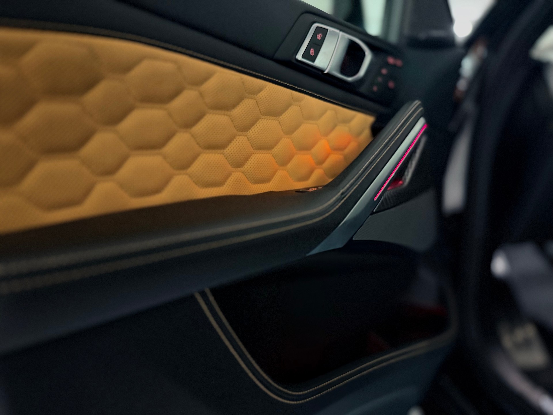 BMW X6M Steptronic M Competition-image-12