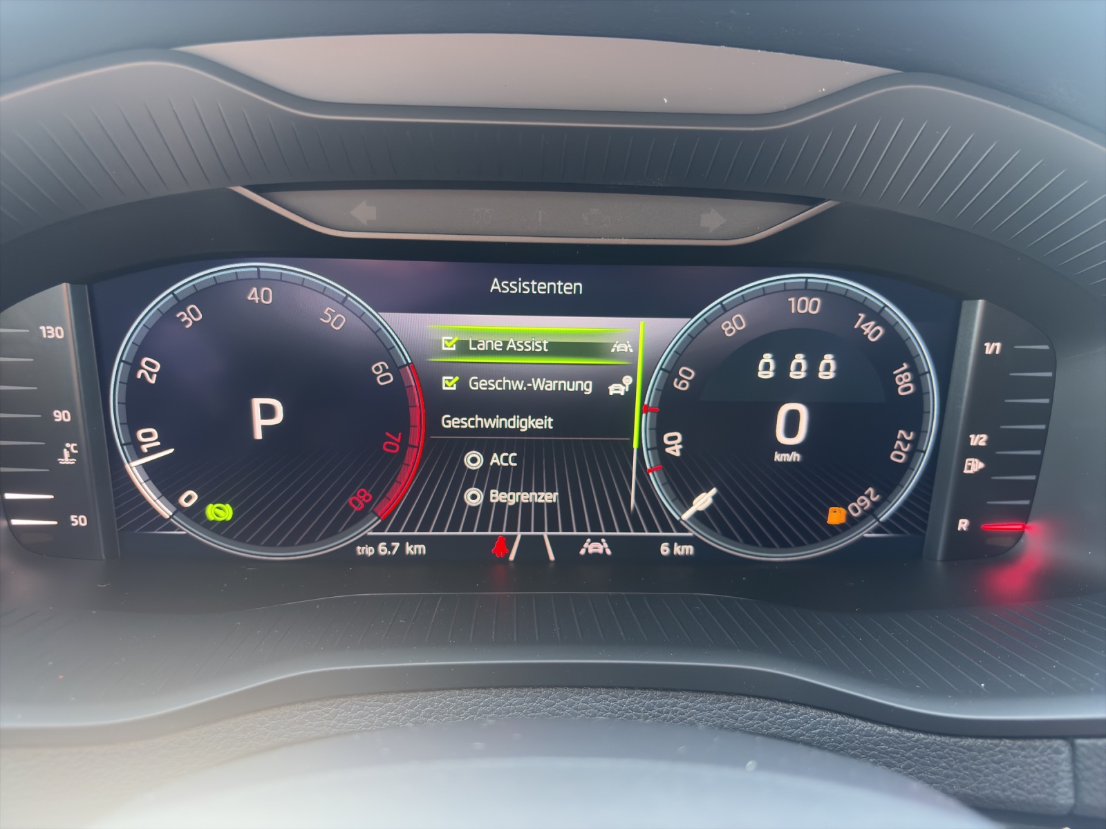 SKODA Karoq 1.5 TSI Dynamic DSG-image-14